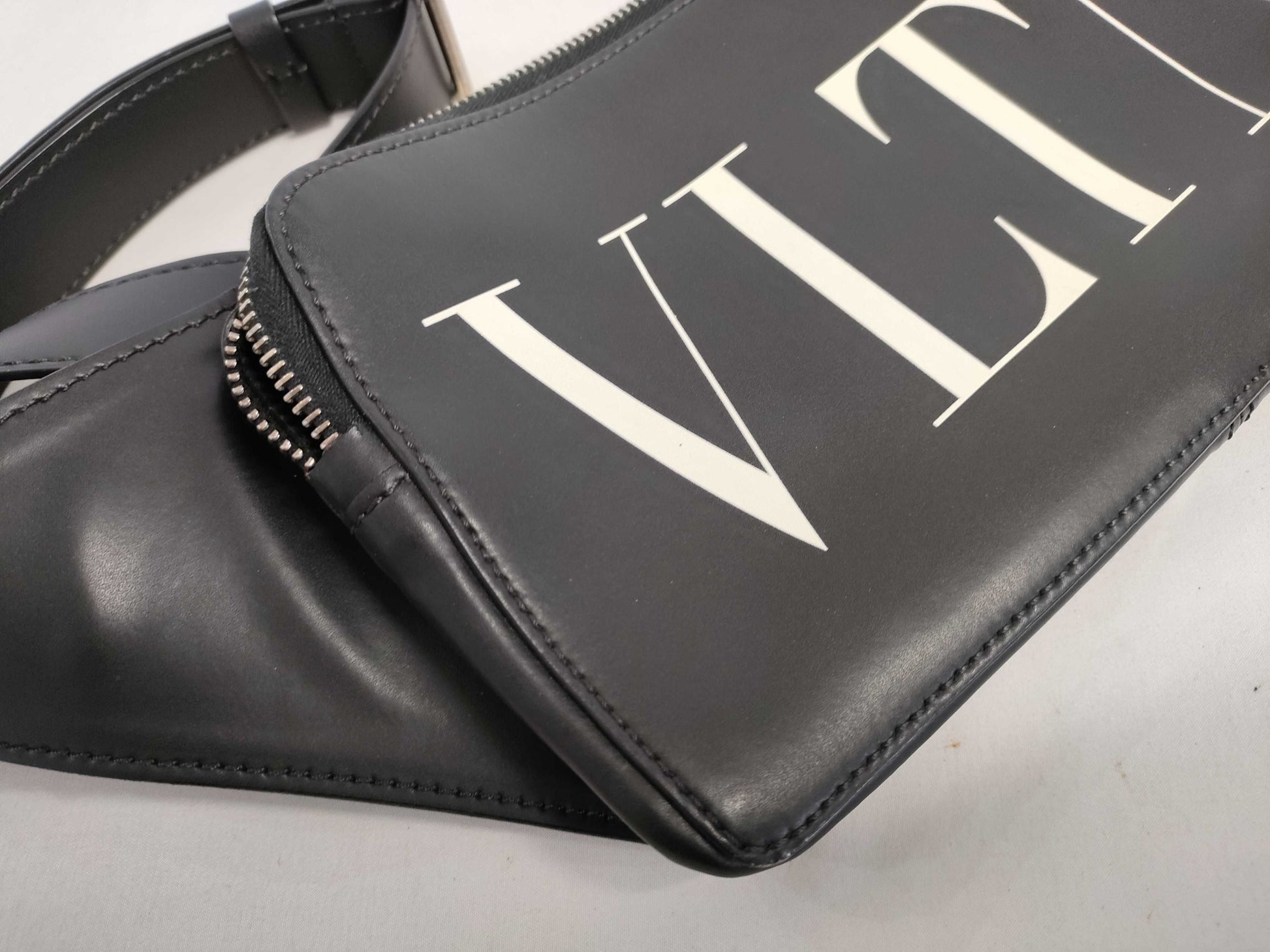 VALENTINO VALENTINO calfskin body bag waist bag