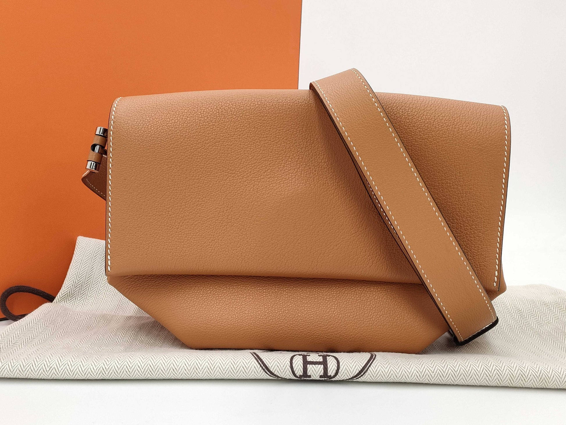 HERMES Opry 24 A engraved shoulder bag