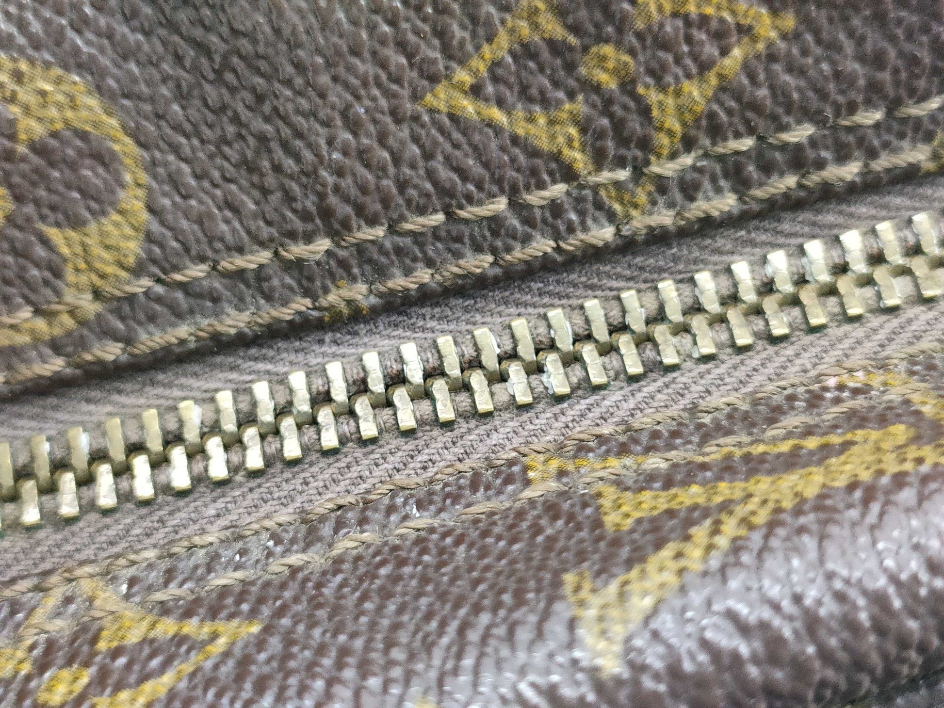 LOUIS VUITTON M47522 Monogram True Towel 28 M47522 Pouch