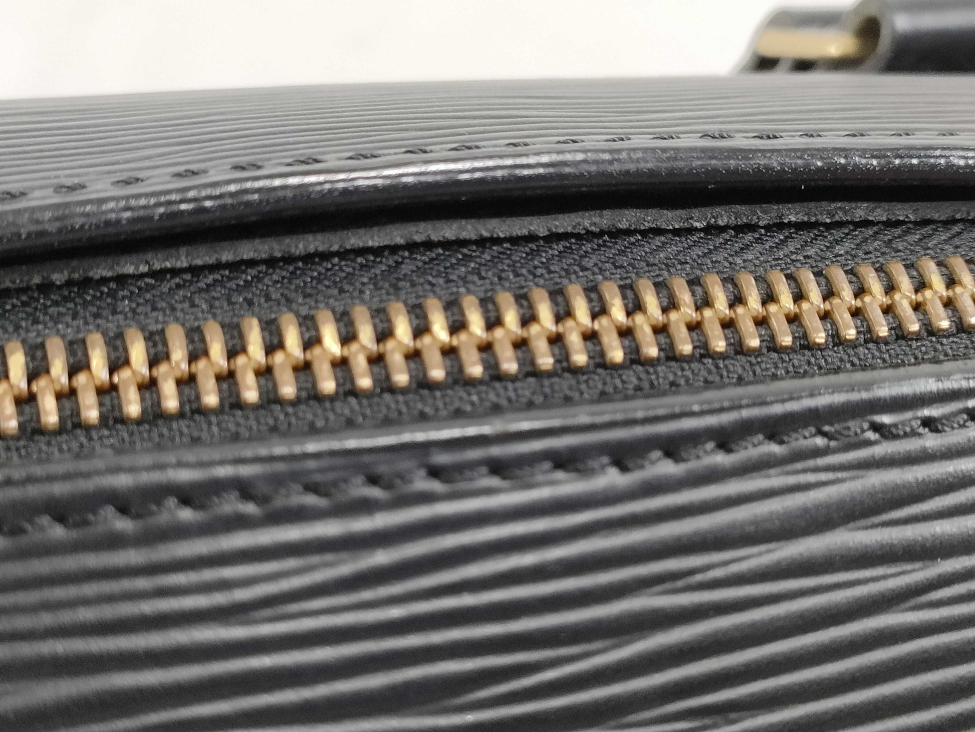 LOUIS VUITTON M 52222 Epi Leather Handbag in Black with Pouch, M52222