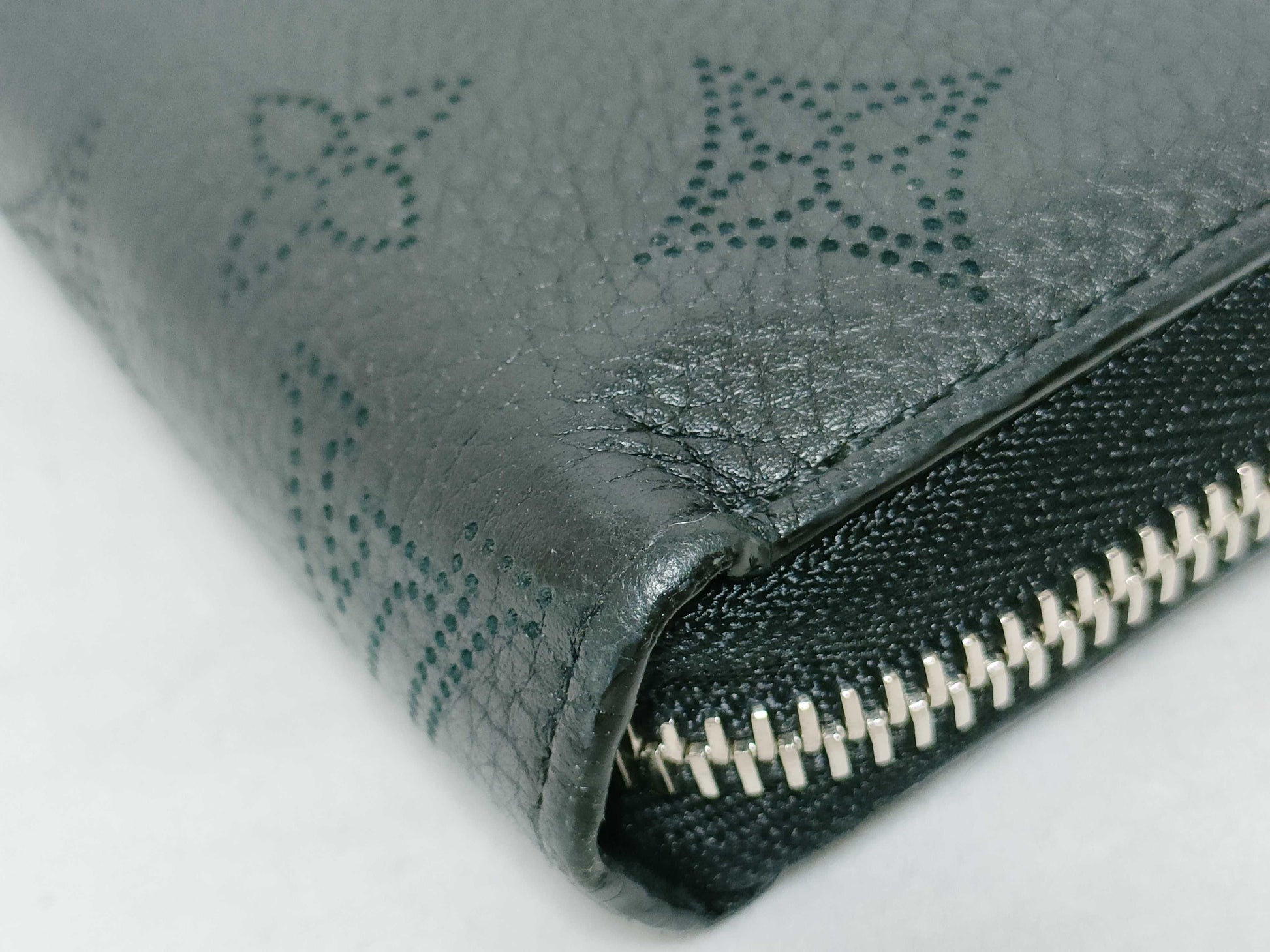 LOUIS VUITTON M61867 Mahina LOUIS VUITTON Zippy Wallet Round Mahina Wallet