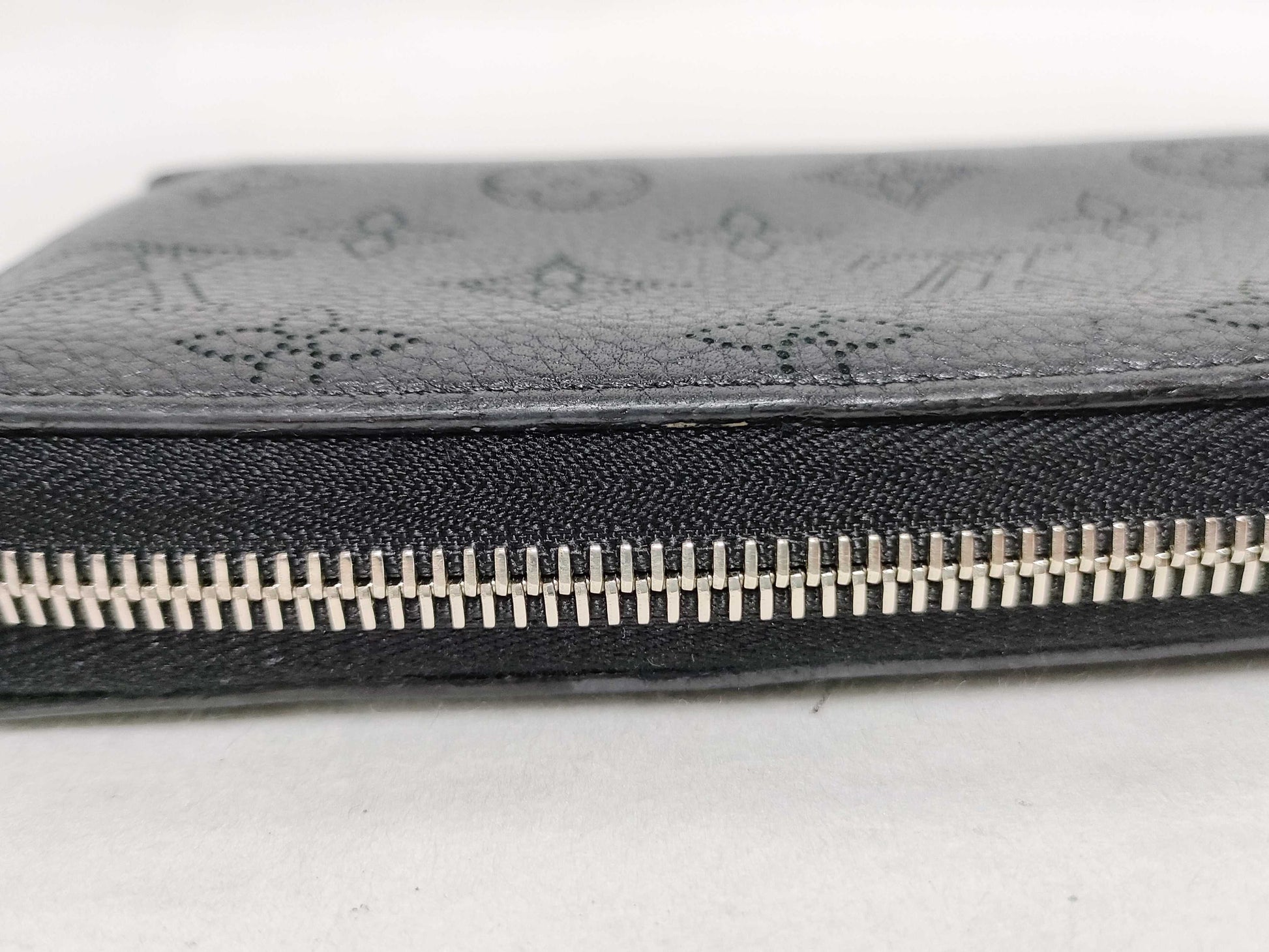 LOUIS VUITTON M61867 Mahina LOUIS VUITTON Zippy Wallet Round Mahina Wallet