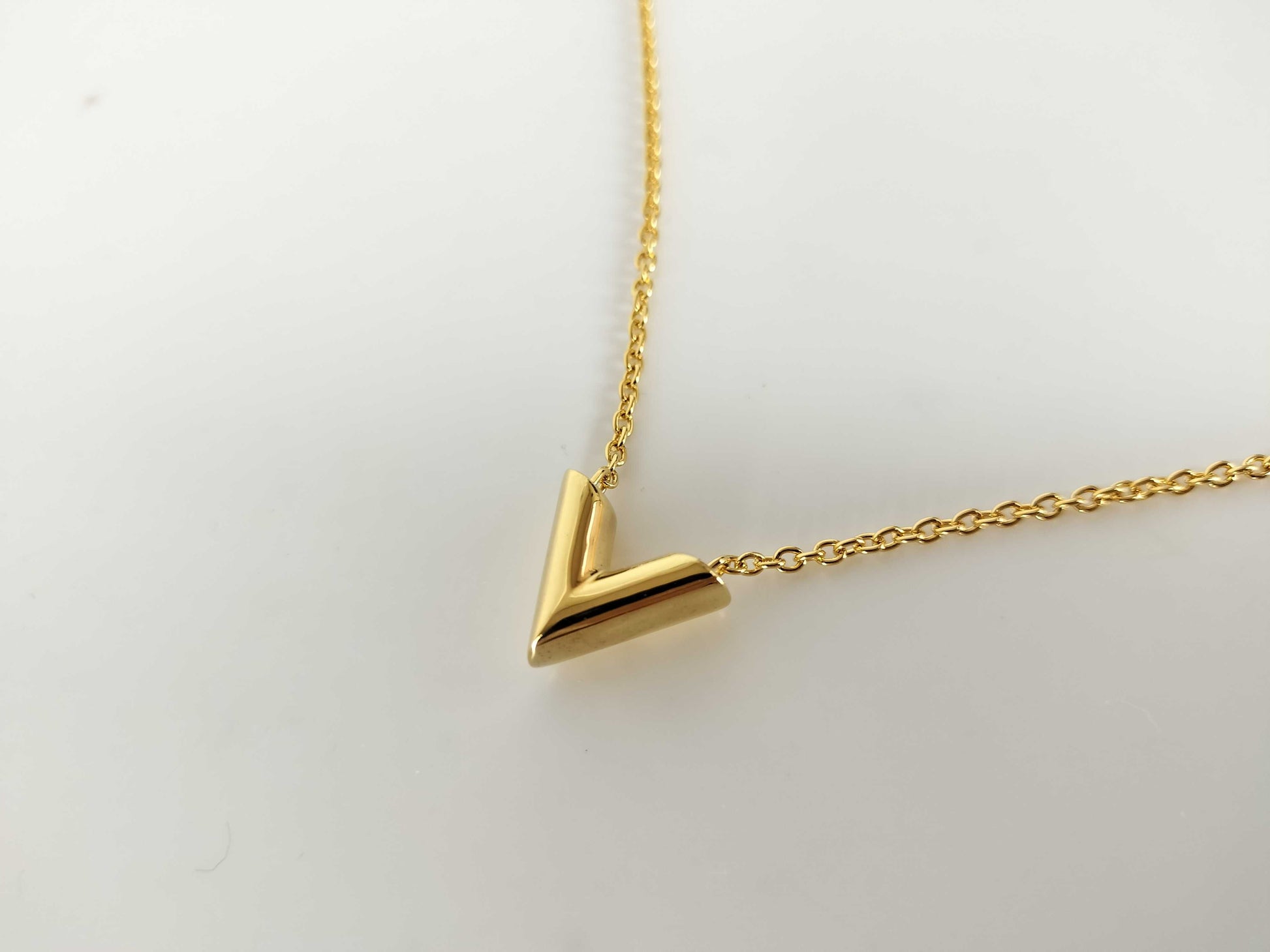 LOUIS VUITTON M61083 LOUIS VUITTON Essential V Gold Necklace M61083 Necklace