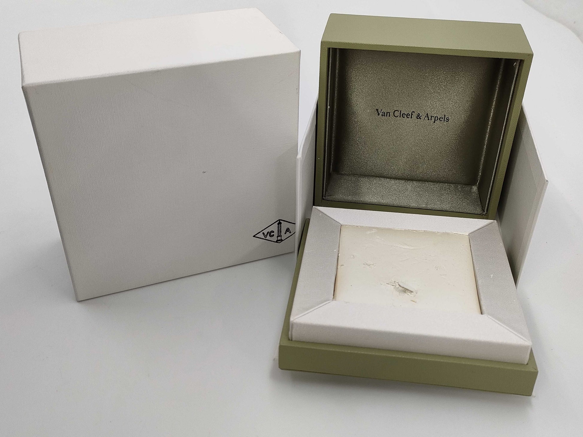 Van Cleef & Arpels Frivole 3PD White Gold 750 6.1g Pendant Top 