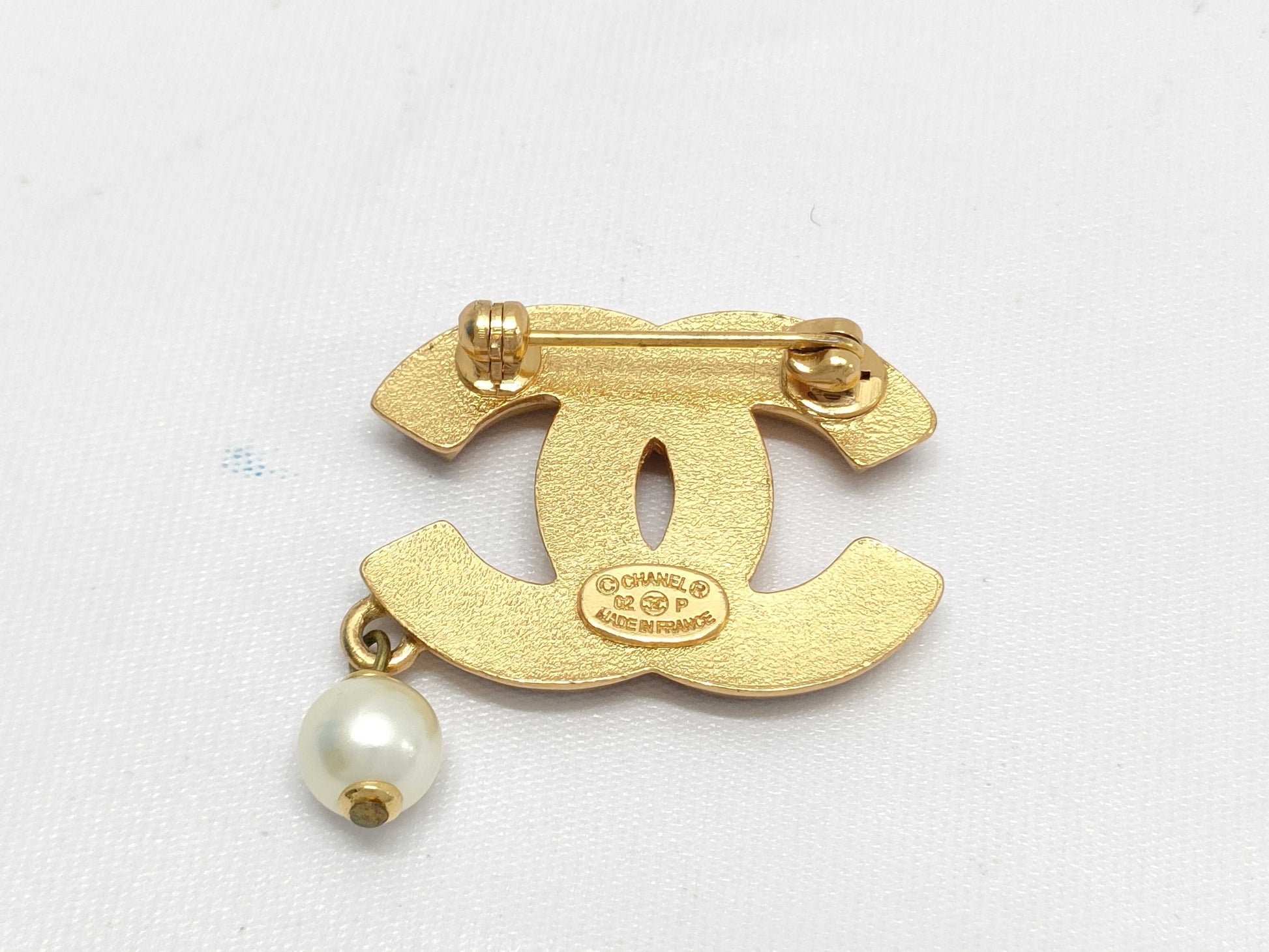 CHANEL Coco Mark Rhinestone Pearl Gold 02P Brooch