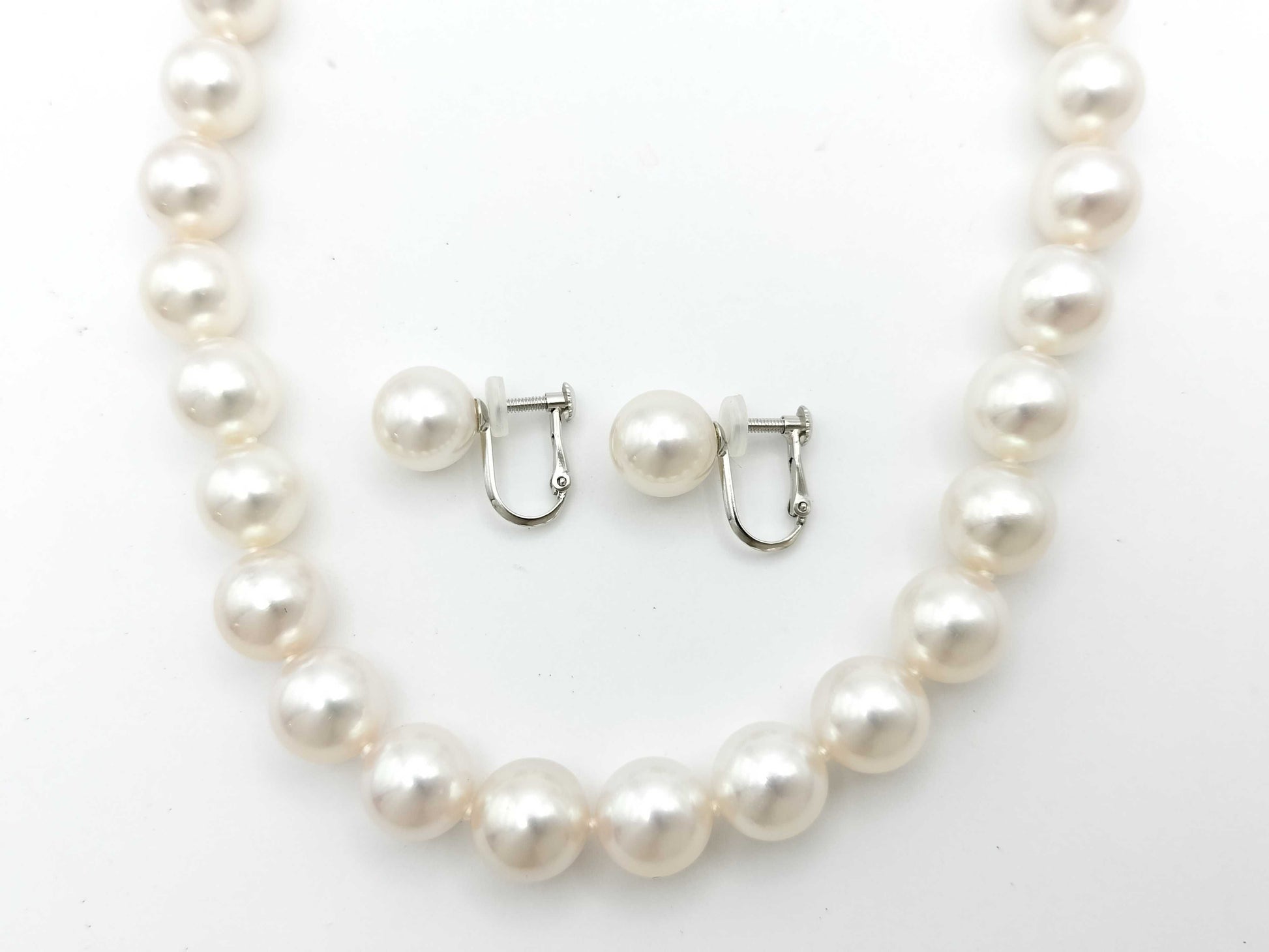 Akoya pearls, diameter approx. 9.0-9.5mm, silver, 51.4g / Akoya pearls, diameter approx. 9.0-9.5mm, 18K white gold, 3.1g Other accessories 