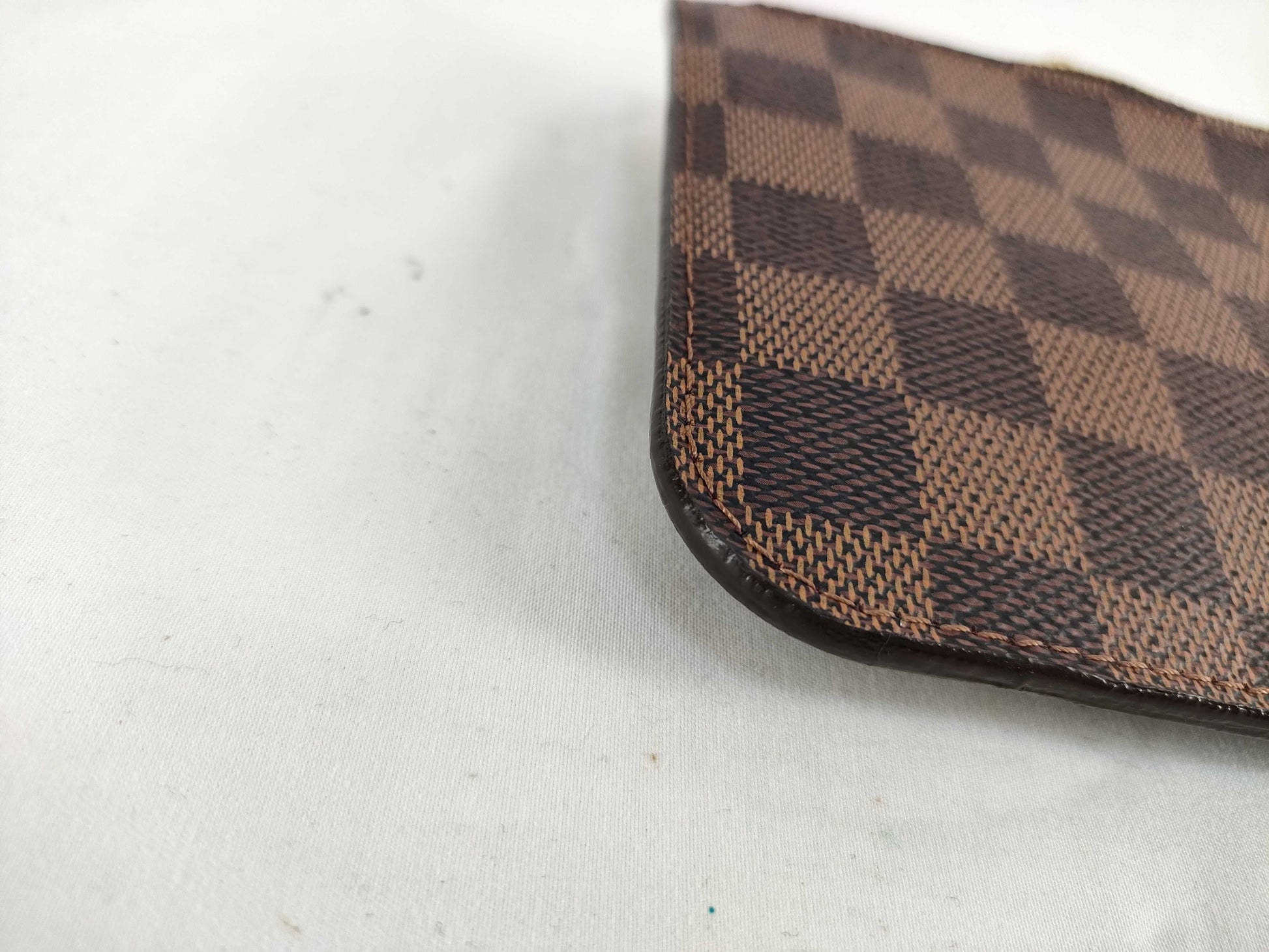LOUIS VUITTON Damier Neverfull Pouch