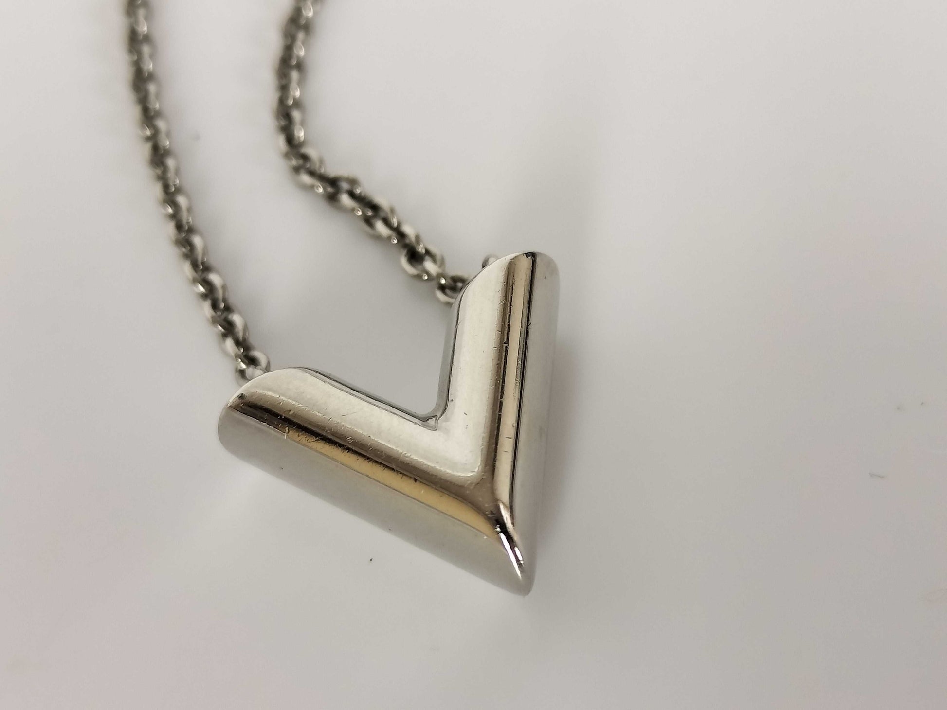 LOUIS VUITTON M63197 Louis Vuitton Essential V Necklace M63197 Necklace