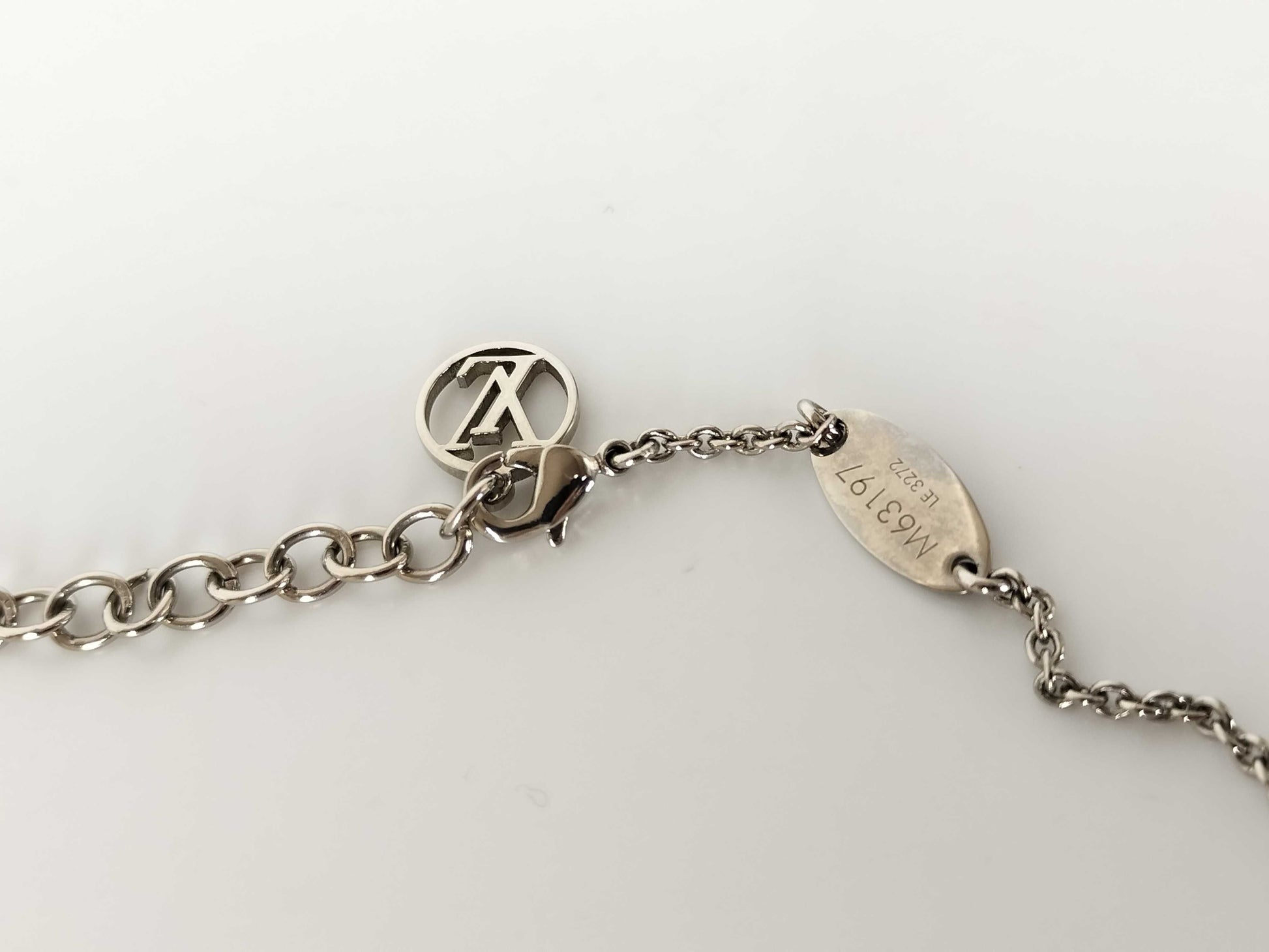 LOUIS VUITTON M63197 Louis Vuitton Essential V Necklace M63197 Necklace