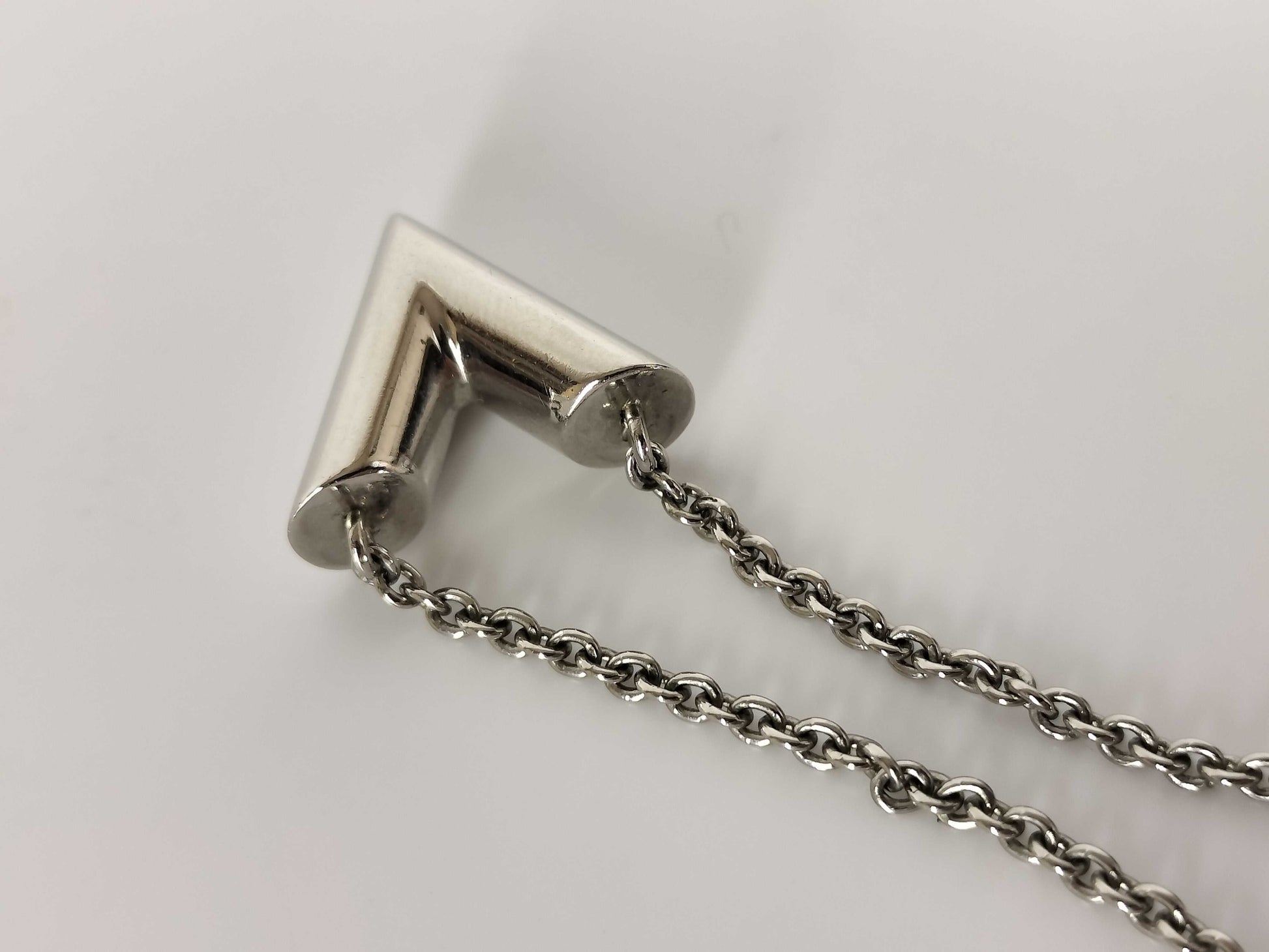 LOUIS VUITTON M63197 Louis Vuitton Essential V Necklace M63197 Necklace