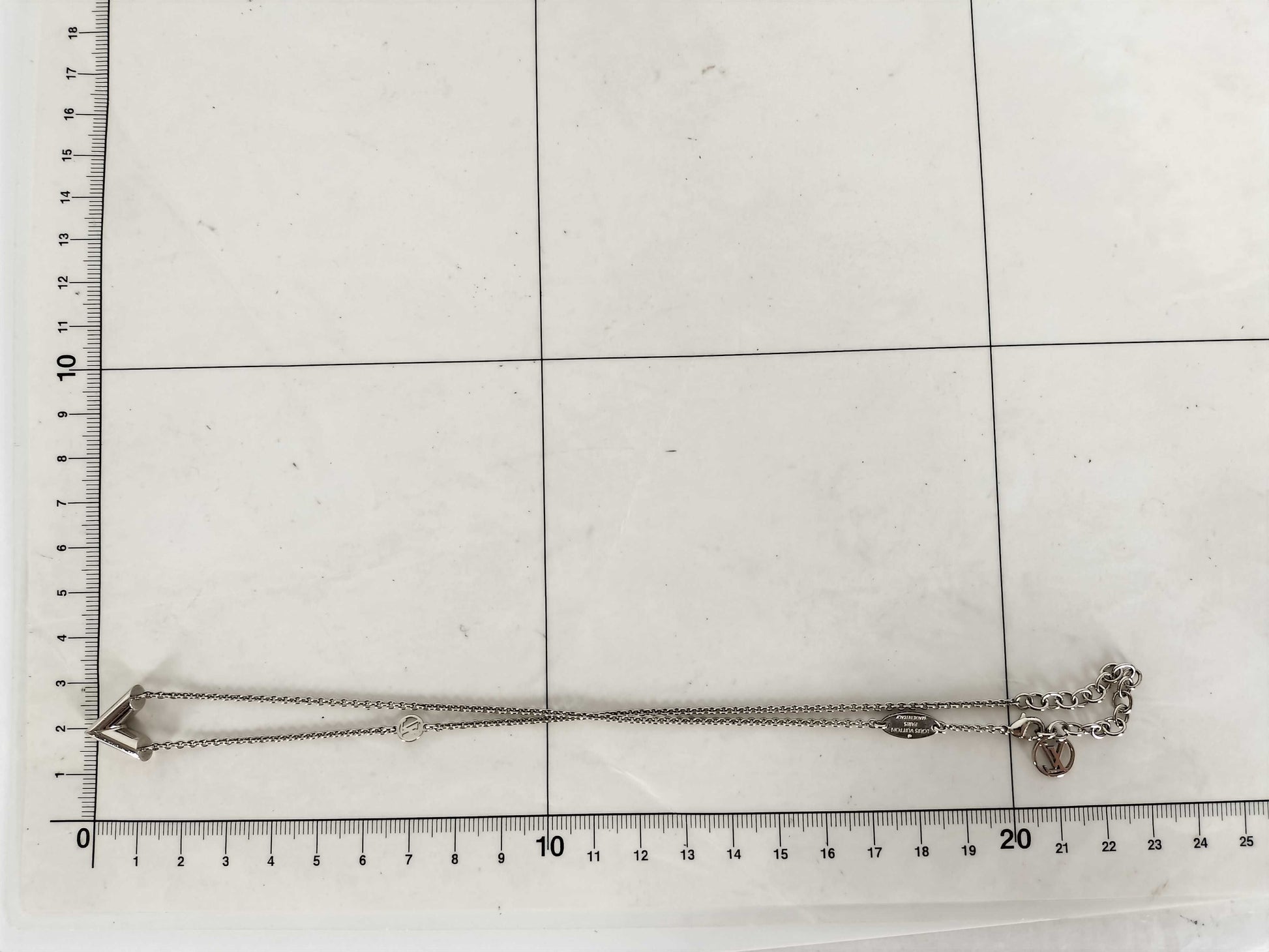 LOUIS VUITTON M63197 Louis Vuitton Essential V Necklace M63197 Necklace