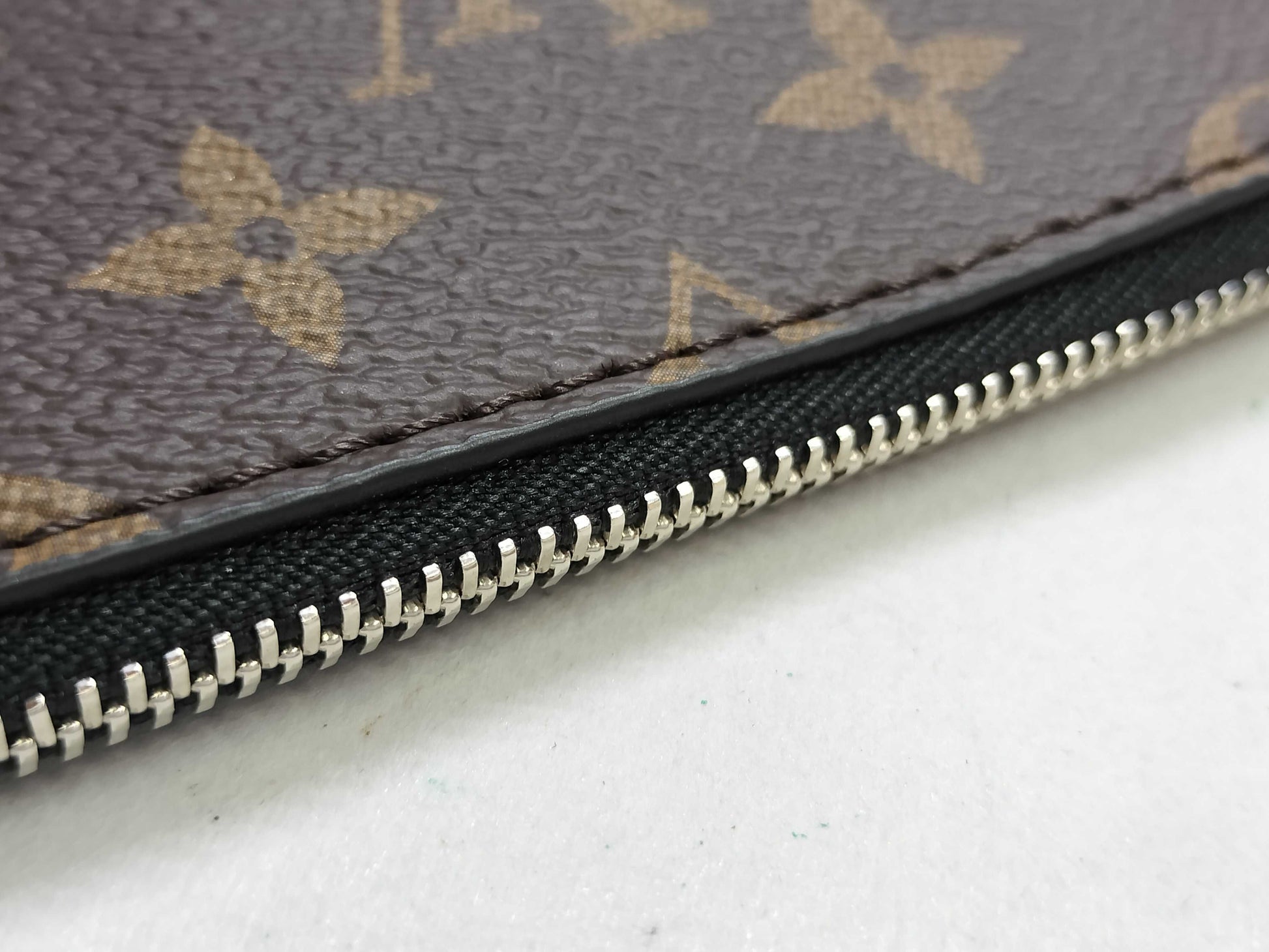 LOUIS VUITTON Carryall Vibe MM M25143 RFID Shoulder Bag