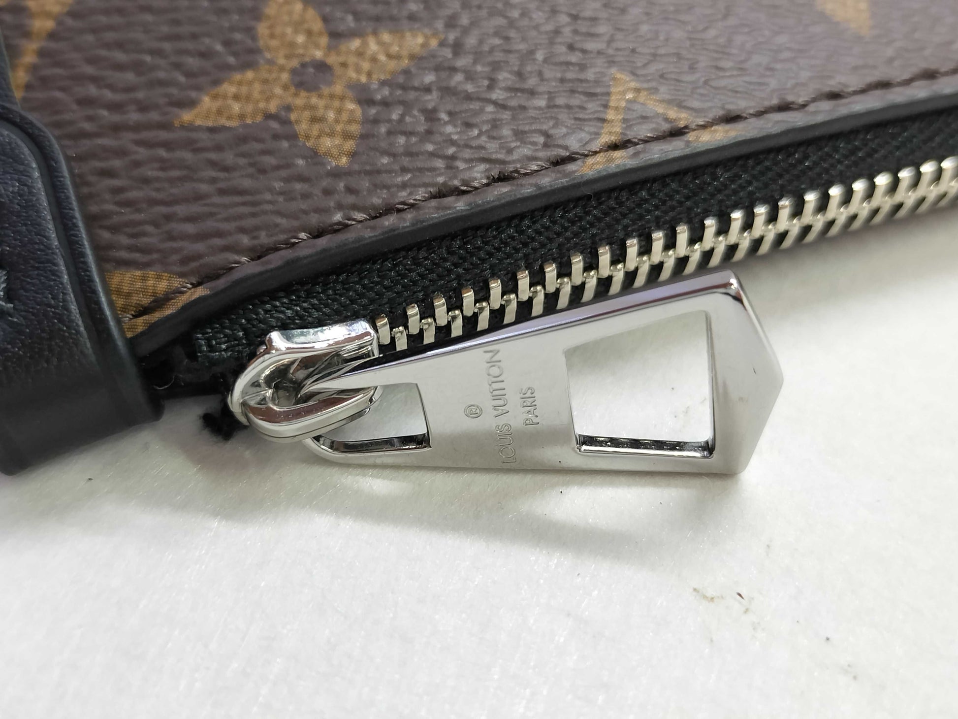 LOUIS VUITTON Carryall Vibe MM M25143 RFID Shoulder Bag