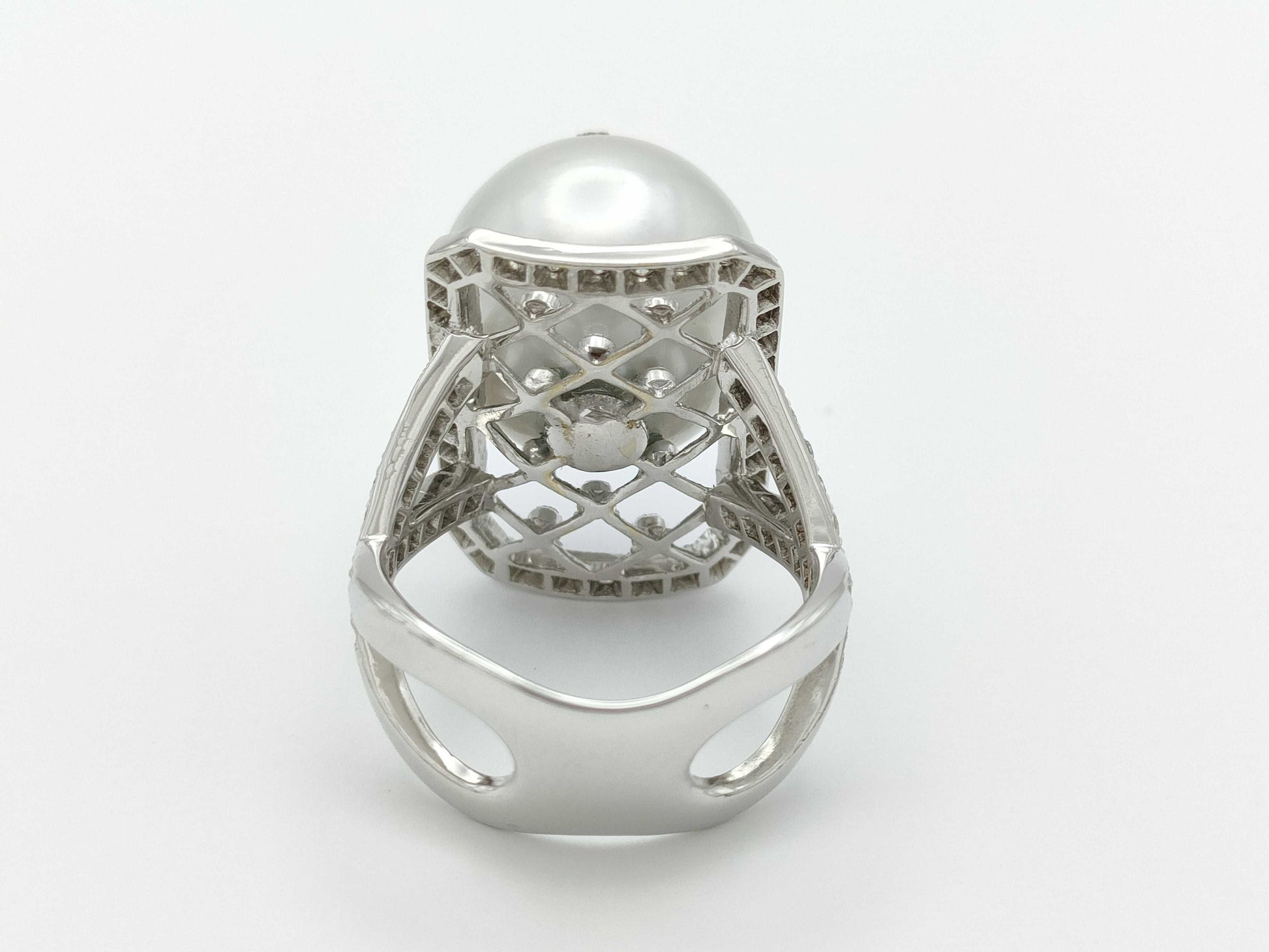 Pearl diameter: approx. 15.1mm, D0.9ct, 18K White Gold, 12.8g, Ring 