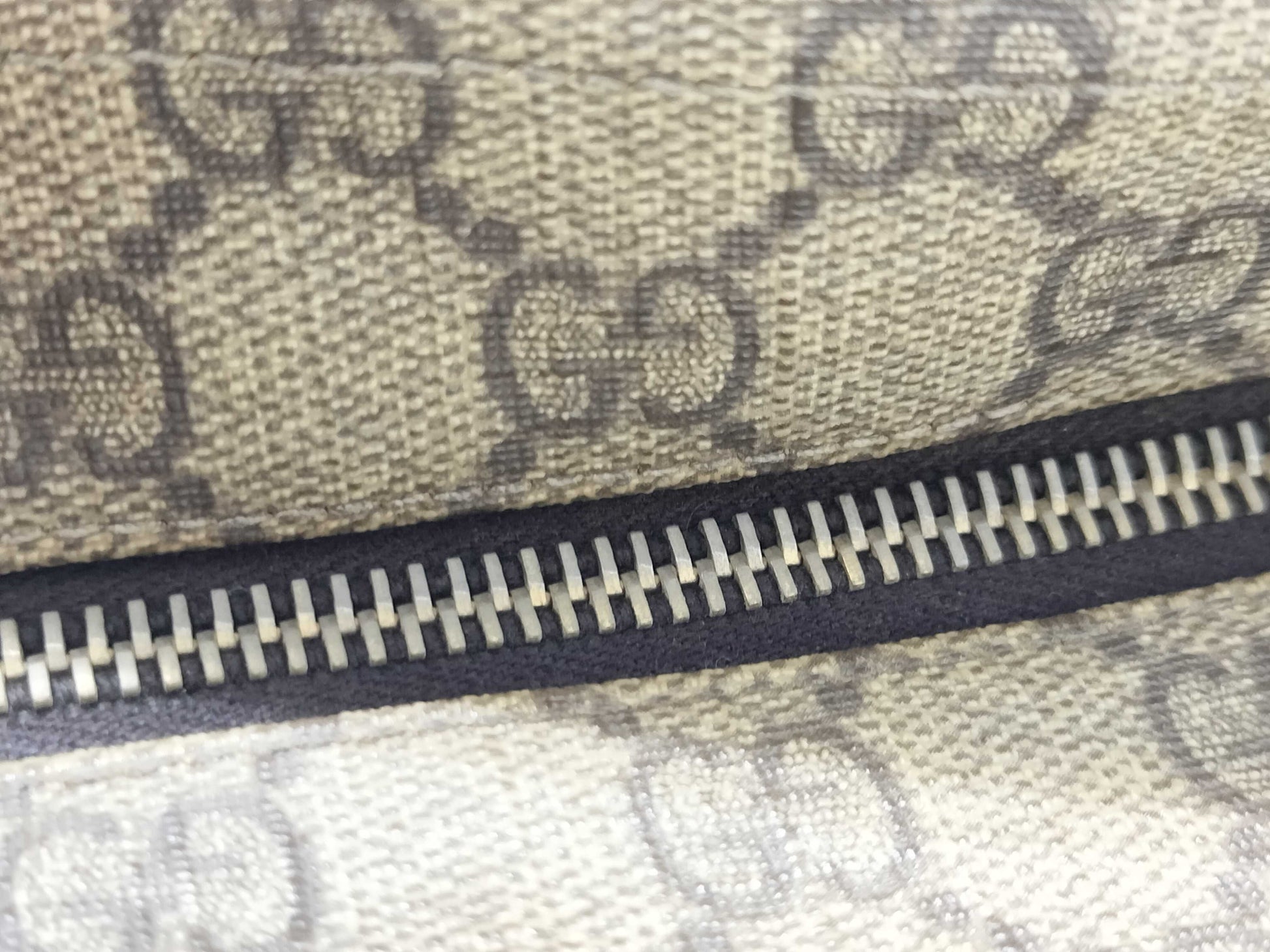 GUCCI GG Supreme Shoulder Bag