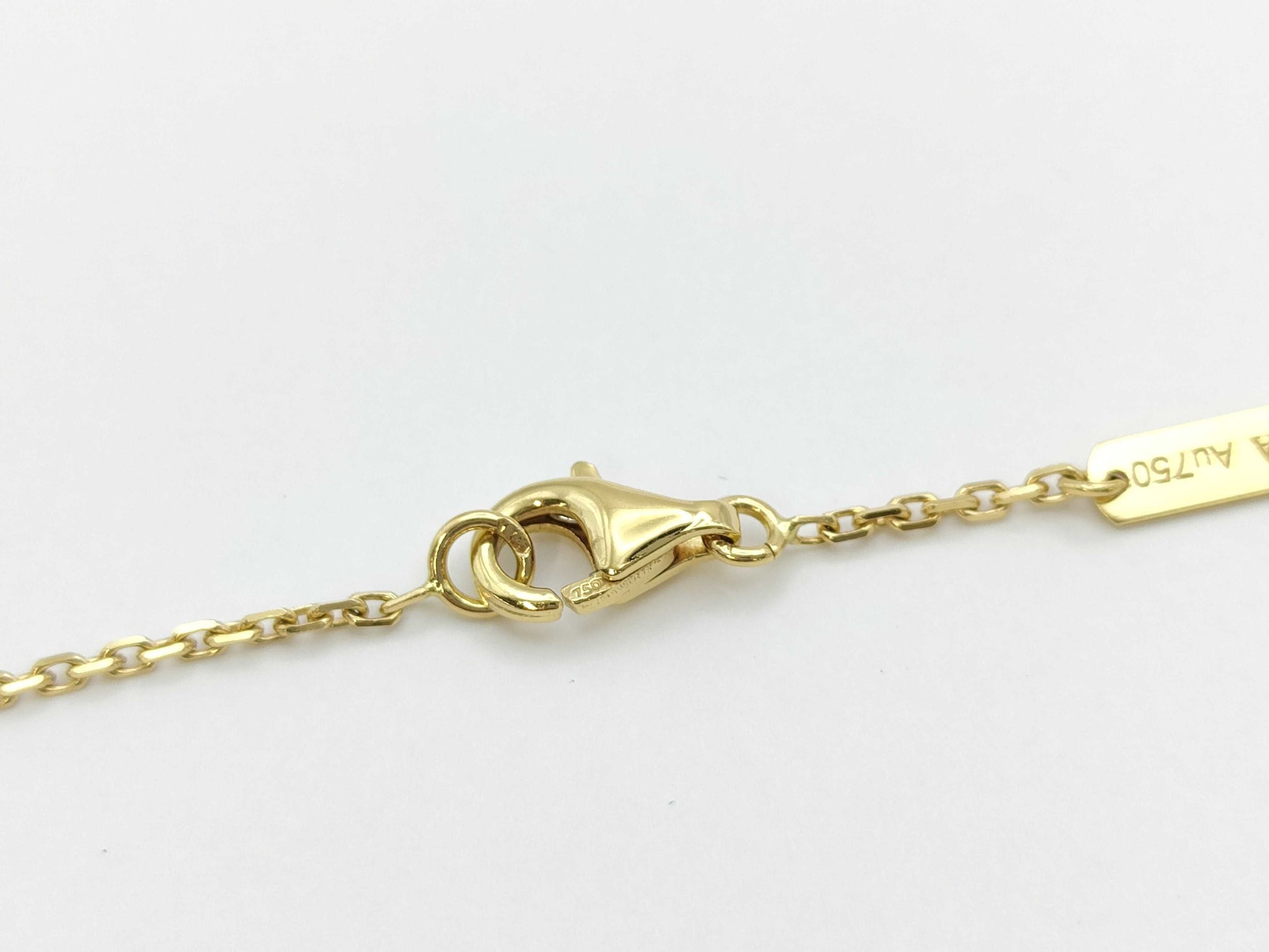 Van Cleef & Arpels Vintage Alhambra Mother-of-Pearl Necklace in Yellow Gold and Au750, 5.2g 