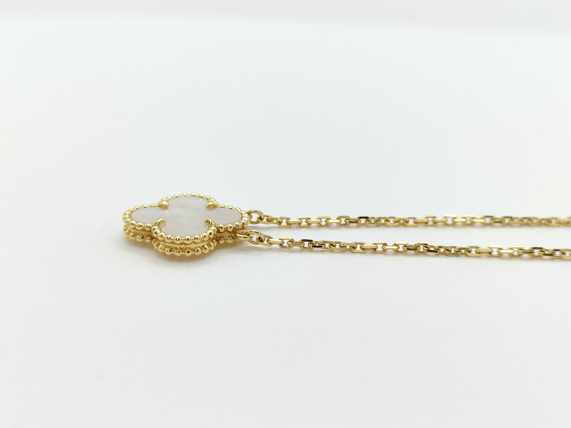 Van Cleef & Arpels Vintage Alhambra Mother-of-Pearl Necklace in Yellow Gold and Au750, 5.2g 