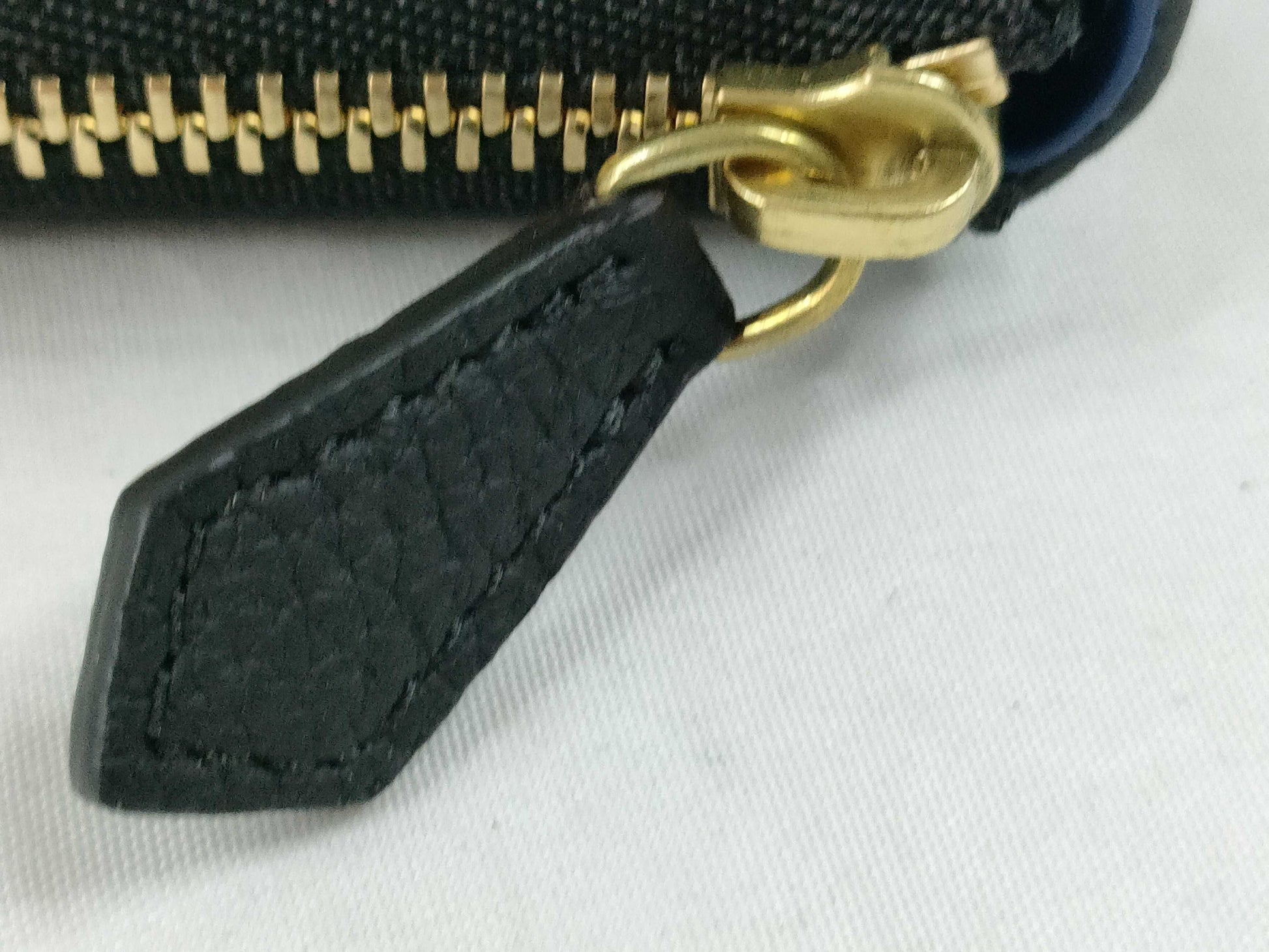 Bonaventura Leather Round Zip Black Wallet
