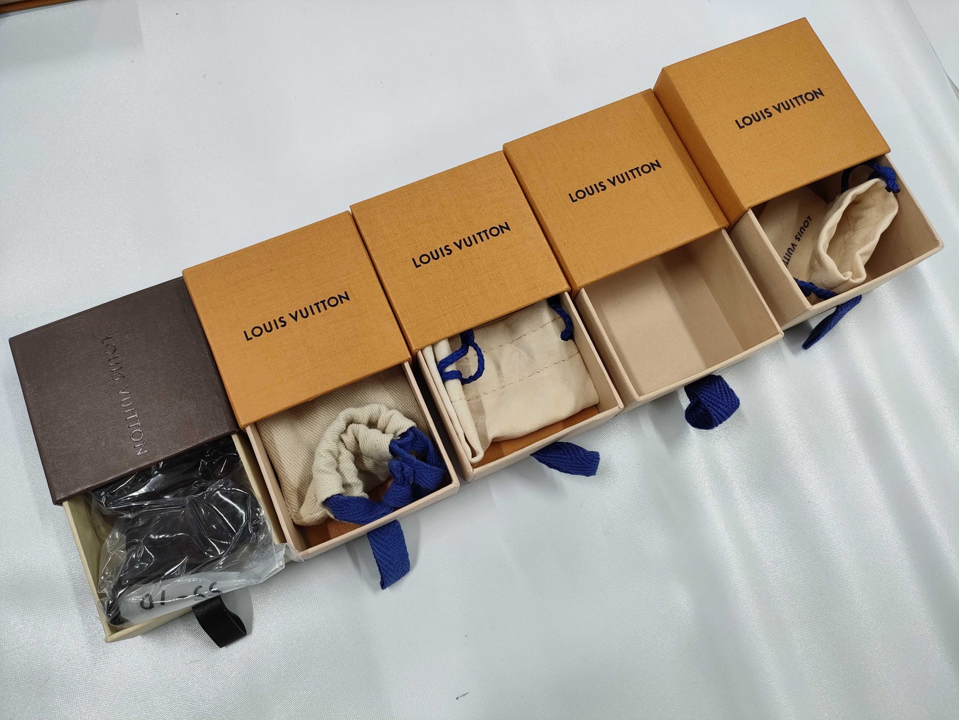 20 empty CHANEL boxes x 10 empty Louis Vuitton boxes, total 30 boxes 