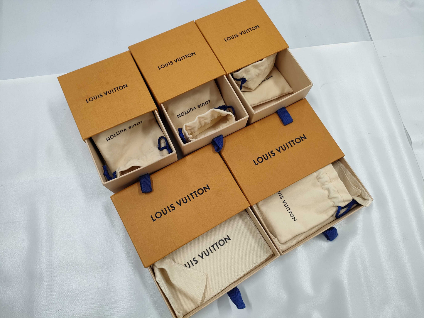 20 empty CHANEL boxes x 10 empty Louis Vuitton boxes, total 30 boxes 