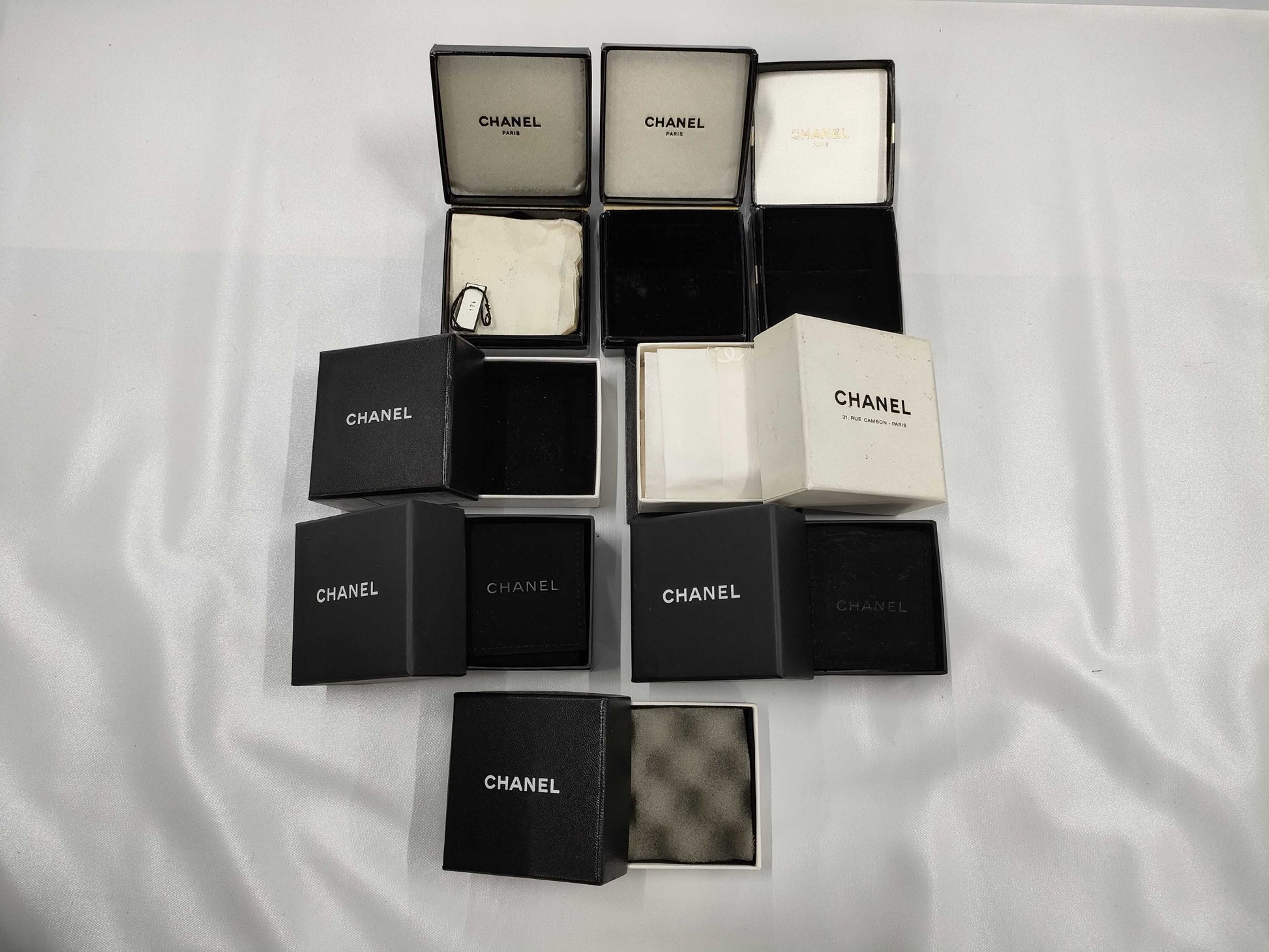 20 empty CHANEL boxes x 10 empty Louis Vuitton boxes, total 30 boxes 