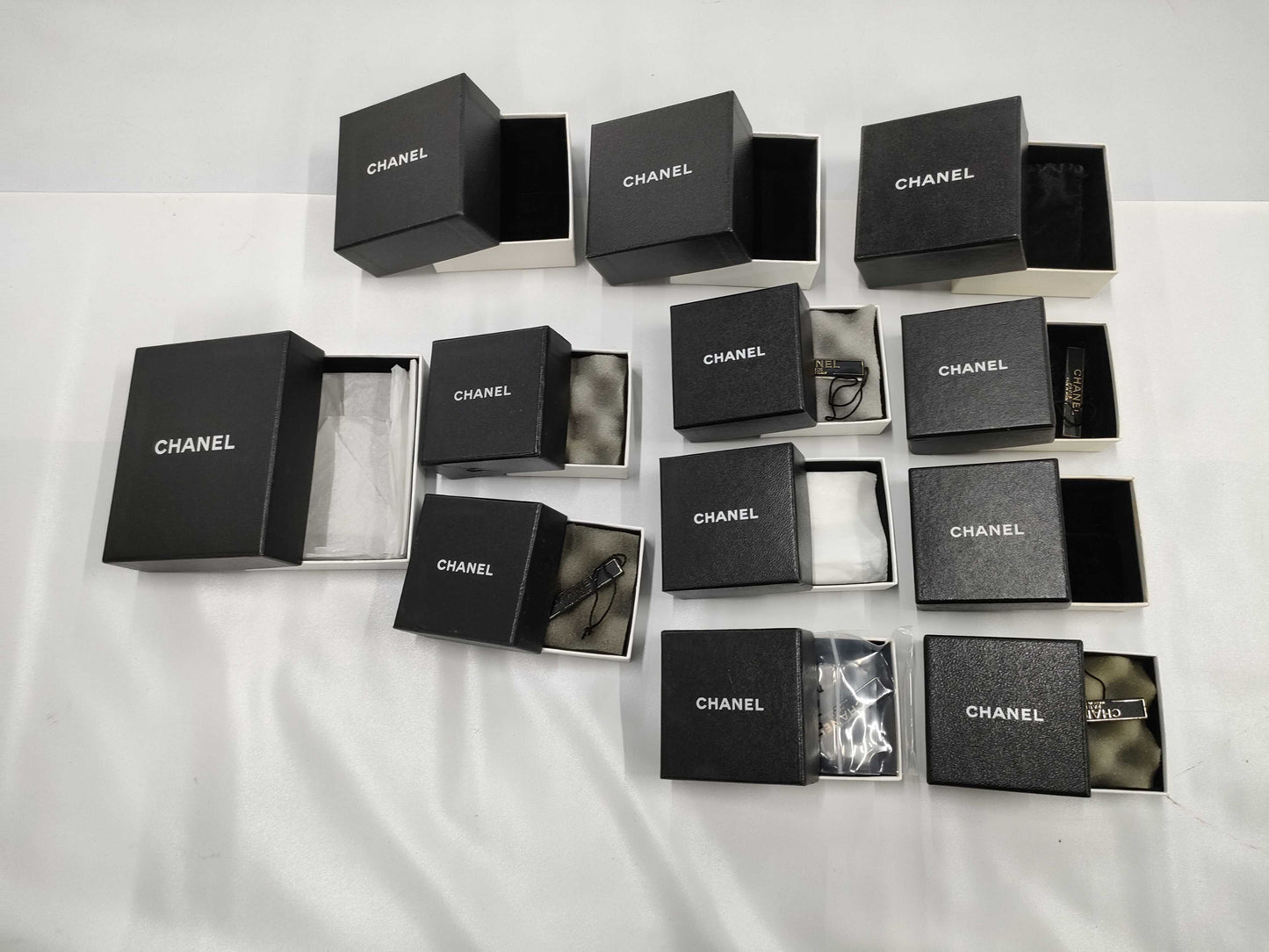 20 empty CHANEL boxes x 10 empty Louis Vuitton boxes, total 30 boxes 