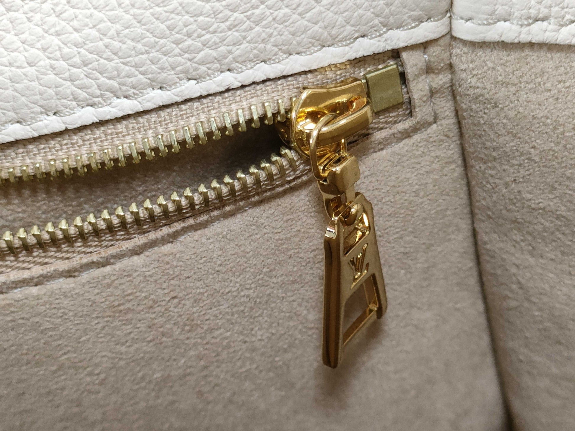 LOUIS VUITTON RFID Verified, Serial Unverifiable. Louis Vuitton On My Side MM Galle 2-Way Handbag/Shoulder Bag M53825.
