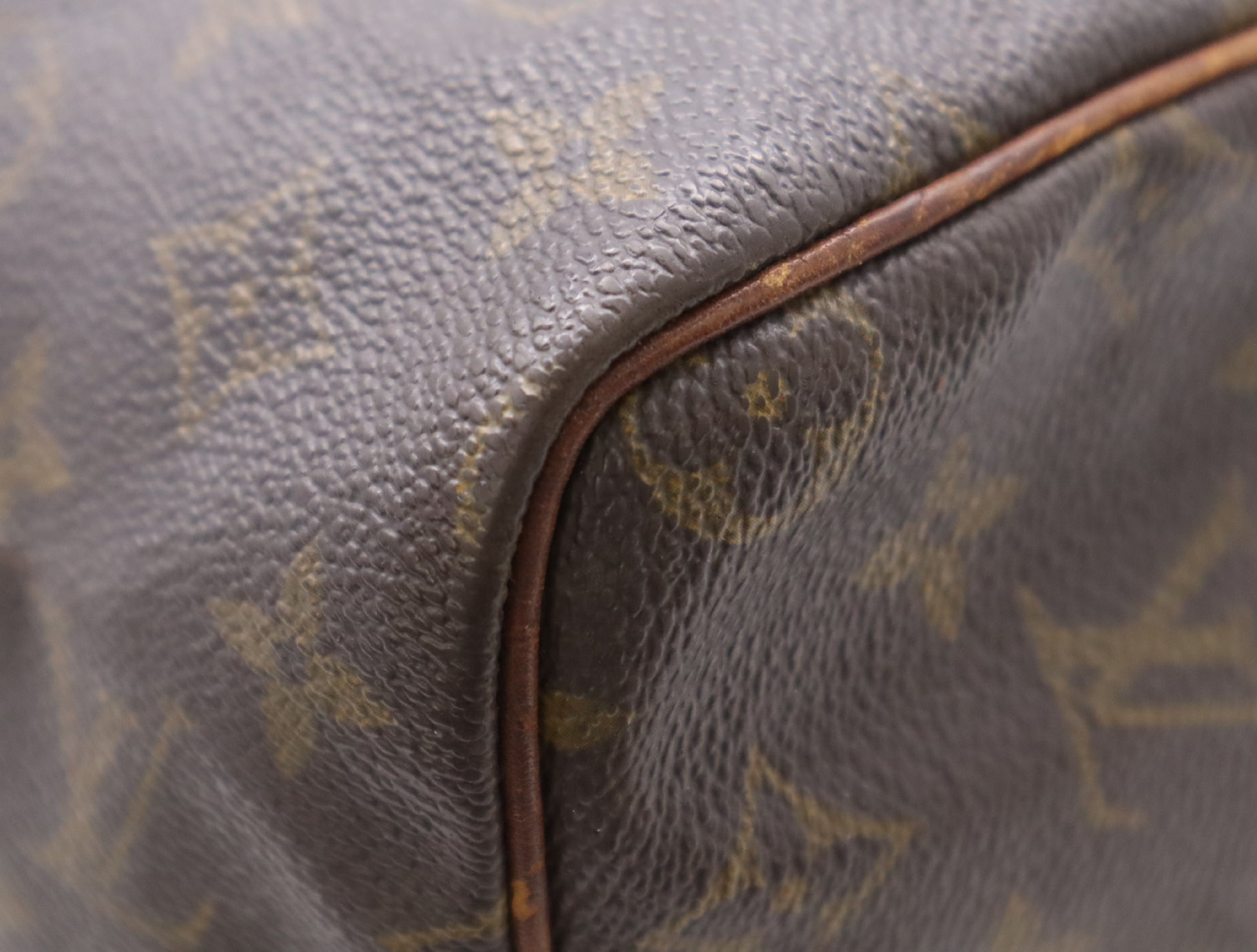 LOUIS VUITTON M41526 Monogram Speedy 30 Handbag with Zipper Pull