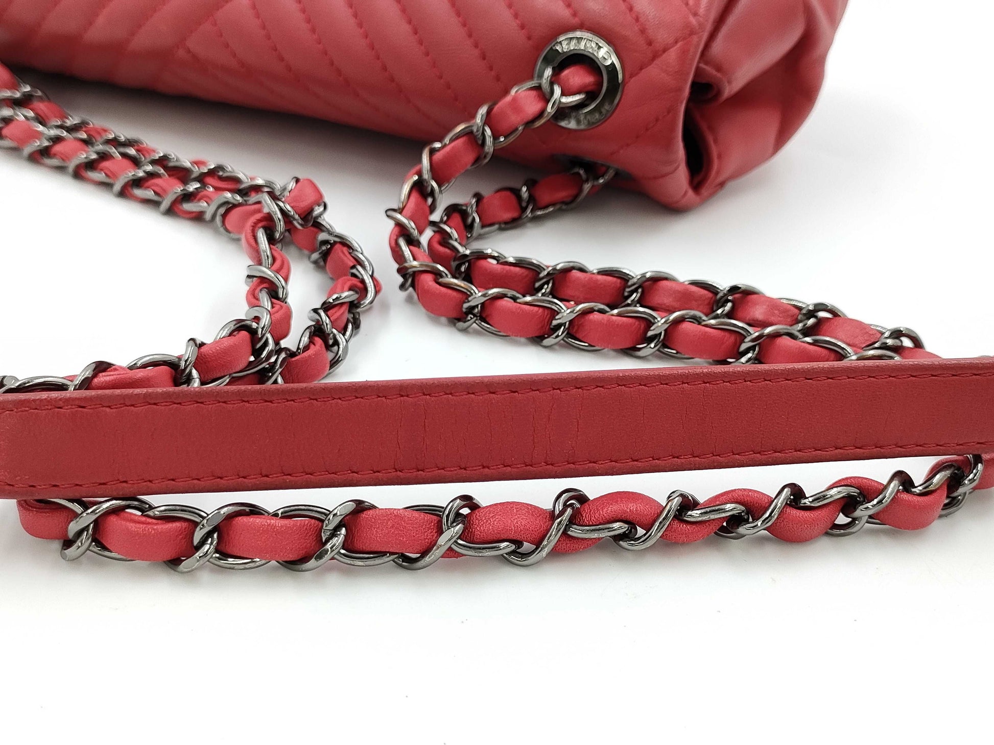 CHANEL Lambskin Stitched Chain Shoulder Bag in Red