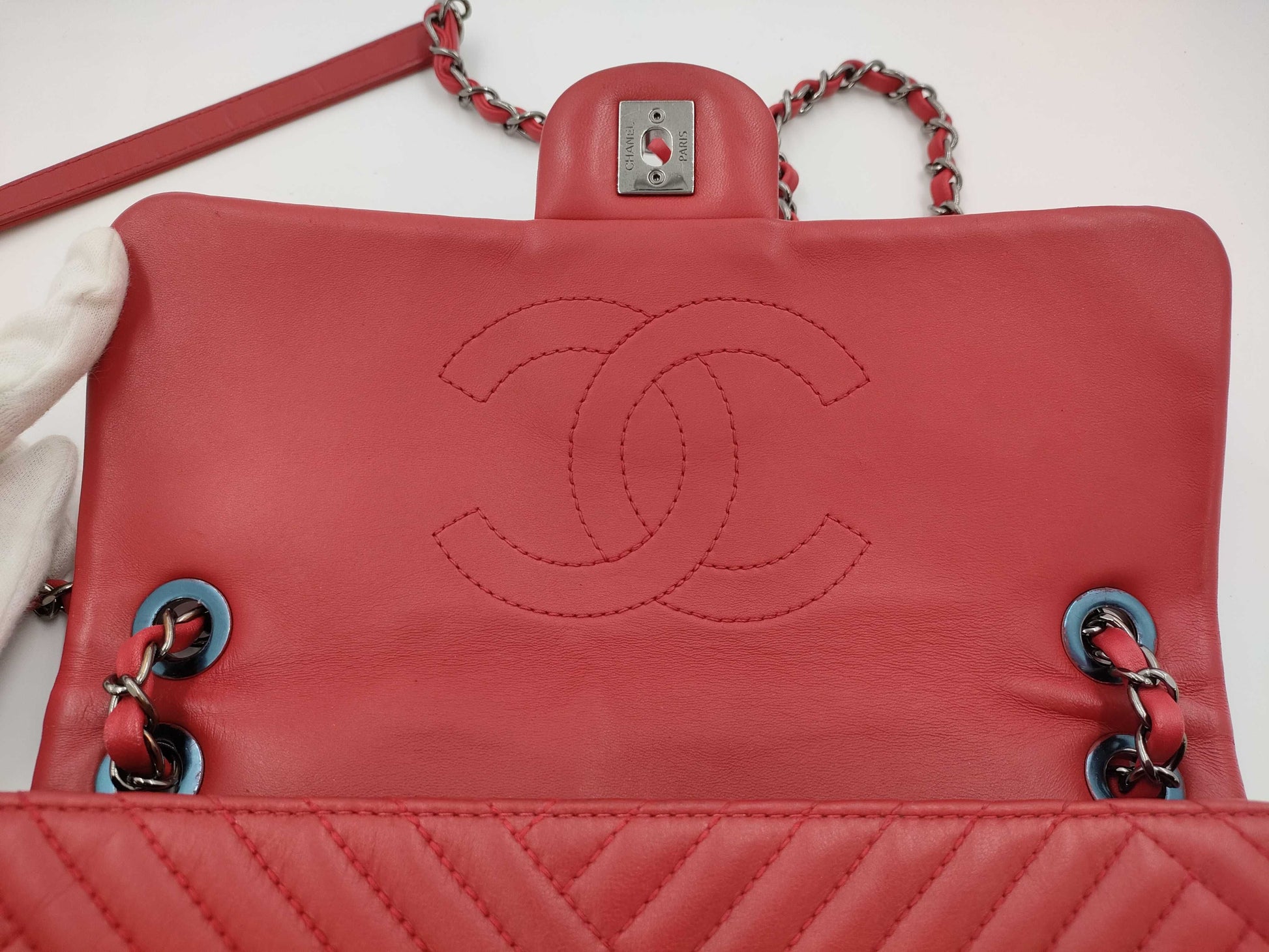 CHANEL Lambskin Stitched Chain Shoulder Bag in Red