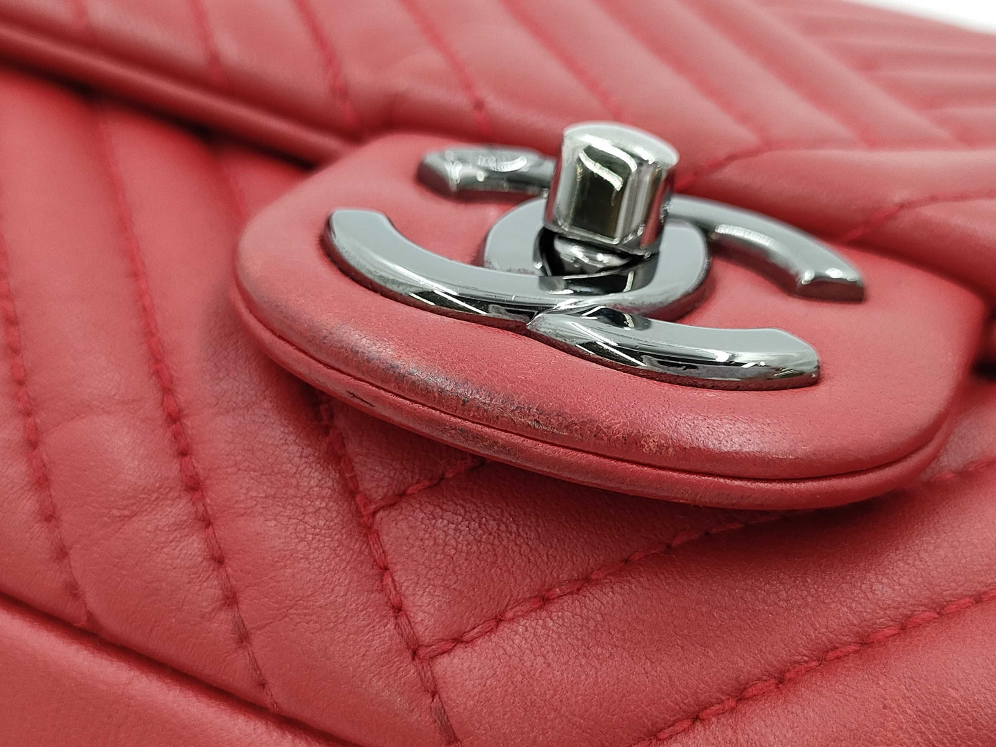 CHANEL Lambskin Stitched Chain Shoulder Bag in Red