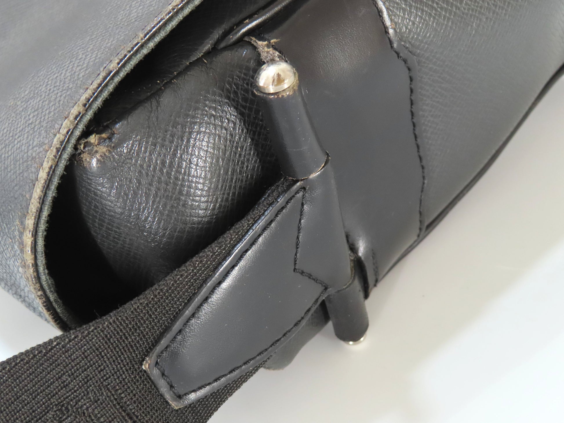 LOUIS VUITTON Taiga Yaranga SP0011 Shoulder Bag