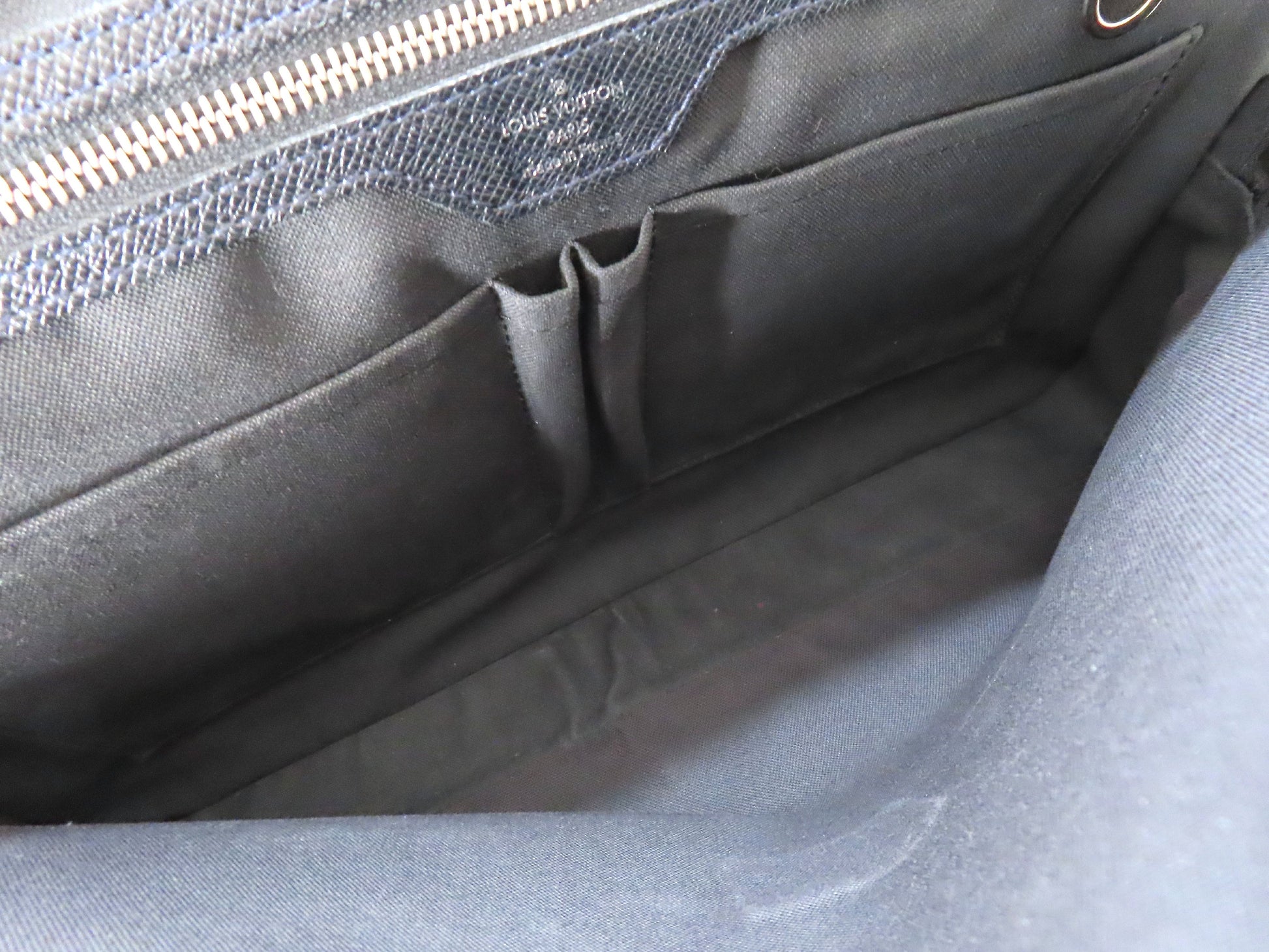 LOUIS VUITTON Vassili PM Taiga Leather 2-Way Business Bag