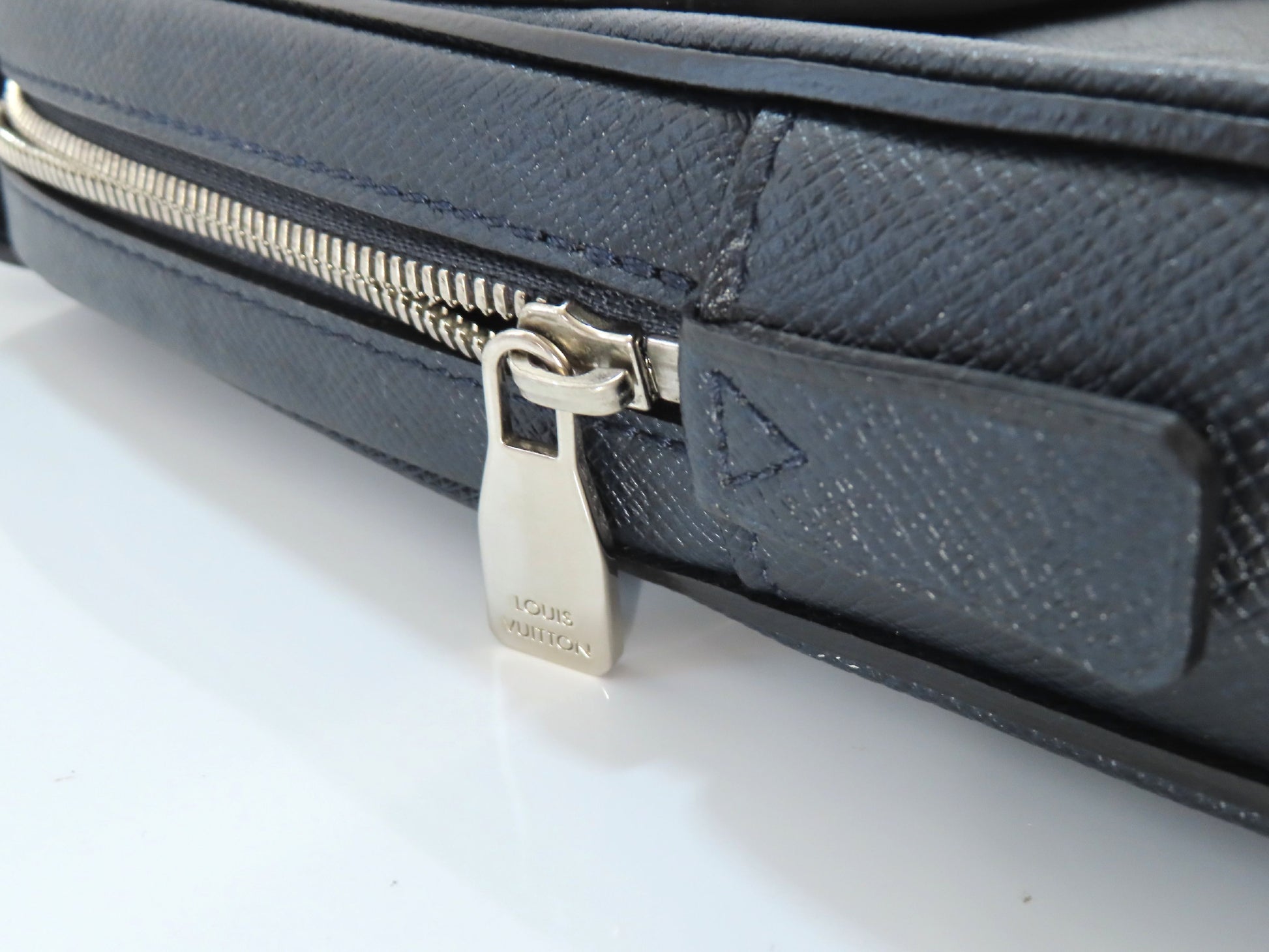 LOUIS VUITTON Vassili PM Taiga Leather 2-Way Business Bag
