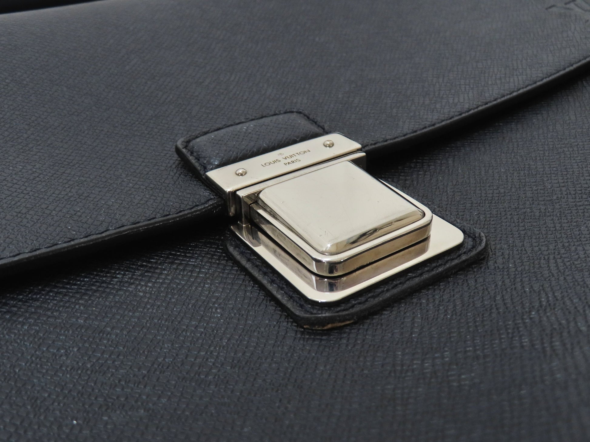 LOUIS VUITTON Vassili PM Taiga Leather 2-Way Business Bag