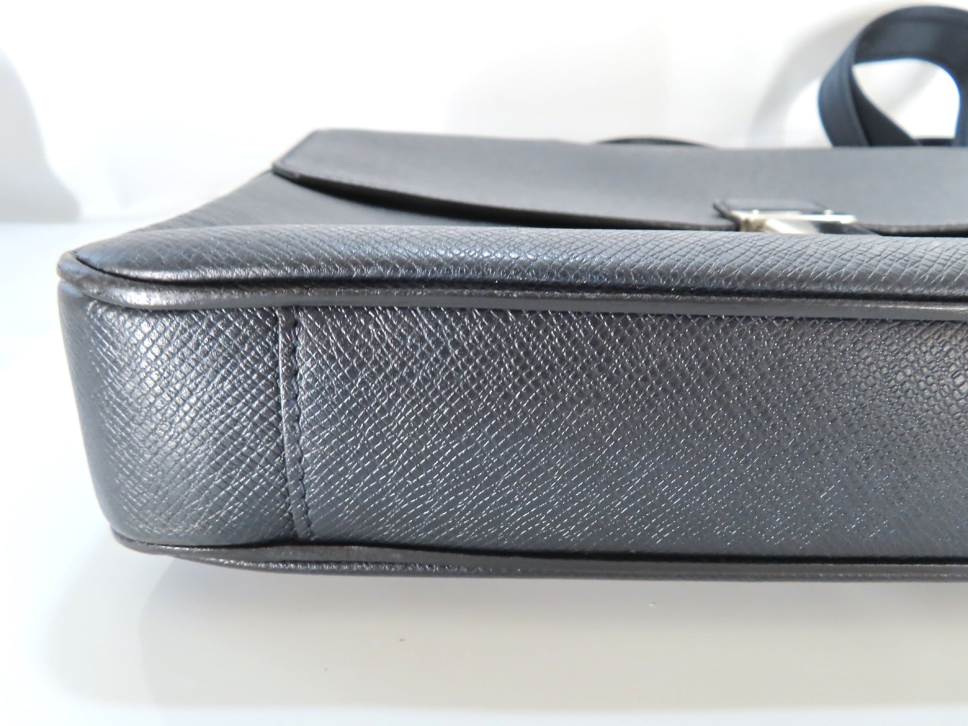 LOUIS VUITTON Vassili PM Taiga Leather 2-Way Business Bag
