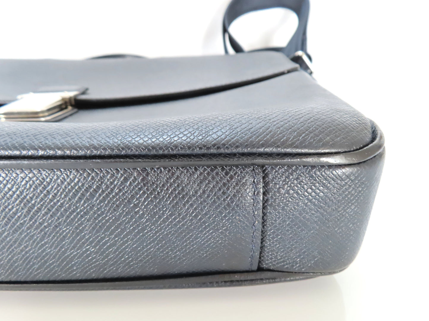 LOUIS VUITTON Vassili PM Taiga Leather 2-Way Business Bag