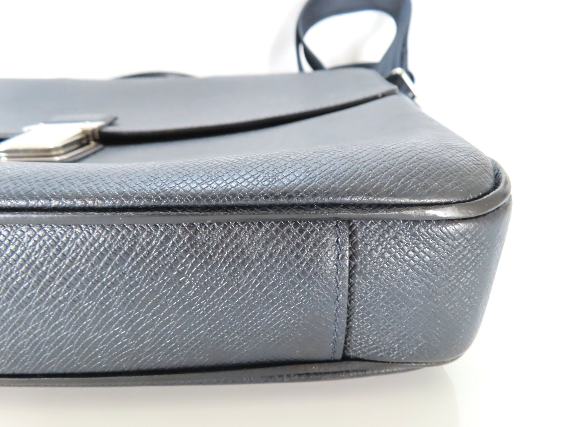 LOUIS VUITTON Vassili PM Taiga Leather 2-Way Business Bag