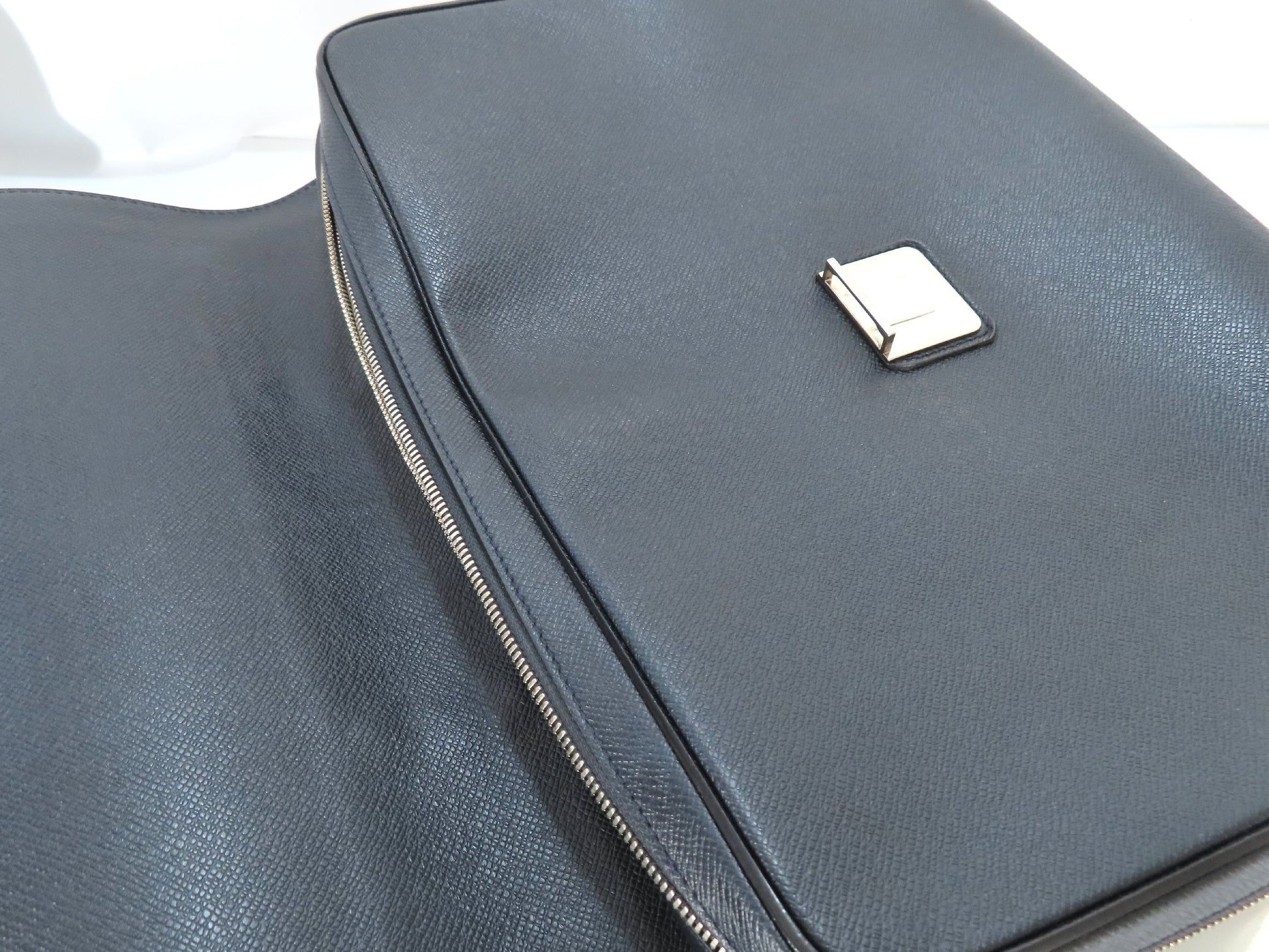 LOUIS VUITTON Vassili PM Taiga Leather 2-Way Business Bag