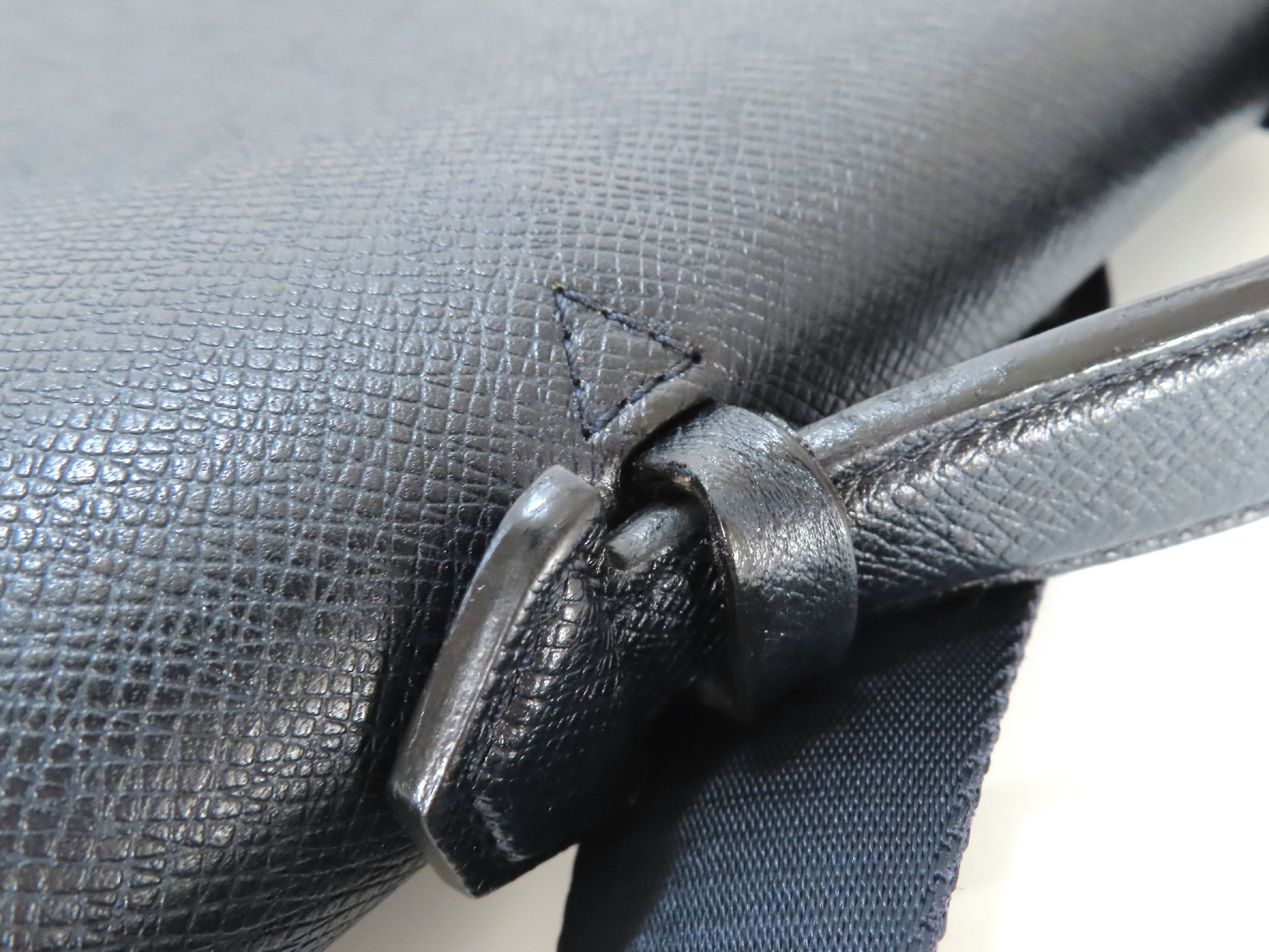 LOUIS VUITTON Vassili PM Taiga Leather 2-Way Business Bag