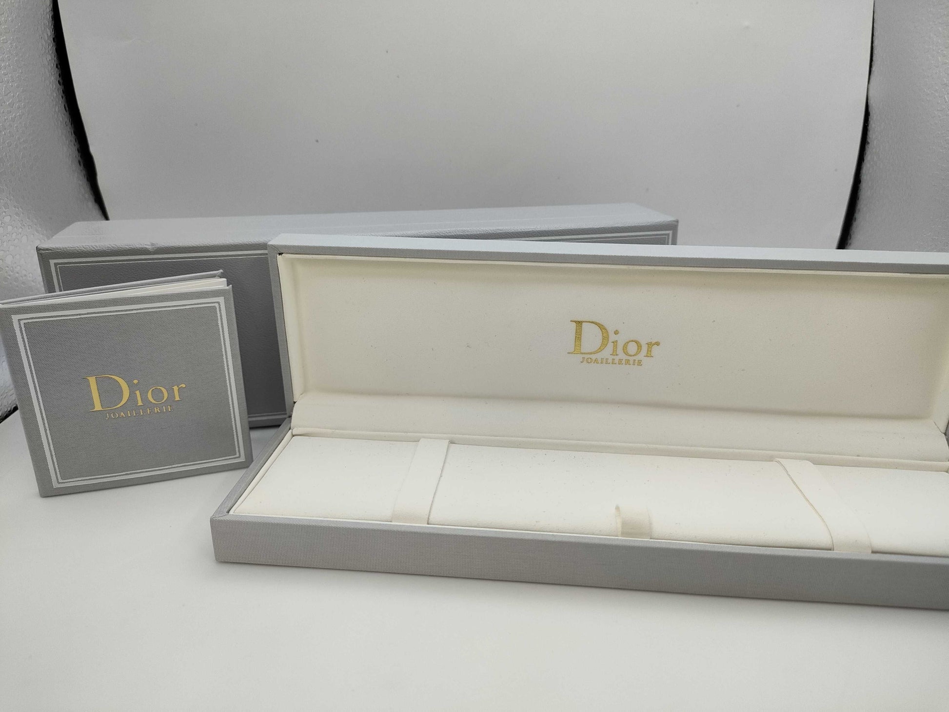 Dior Rose De Vin Shell Diamond Bracelet/Bangle in Yellow Gold and Au750, 4.8g 