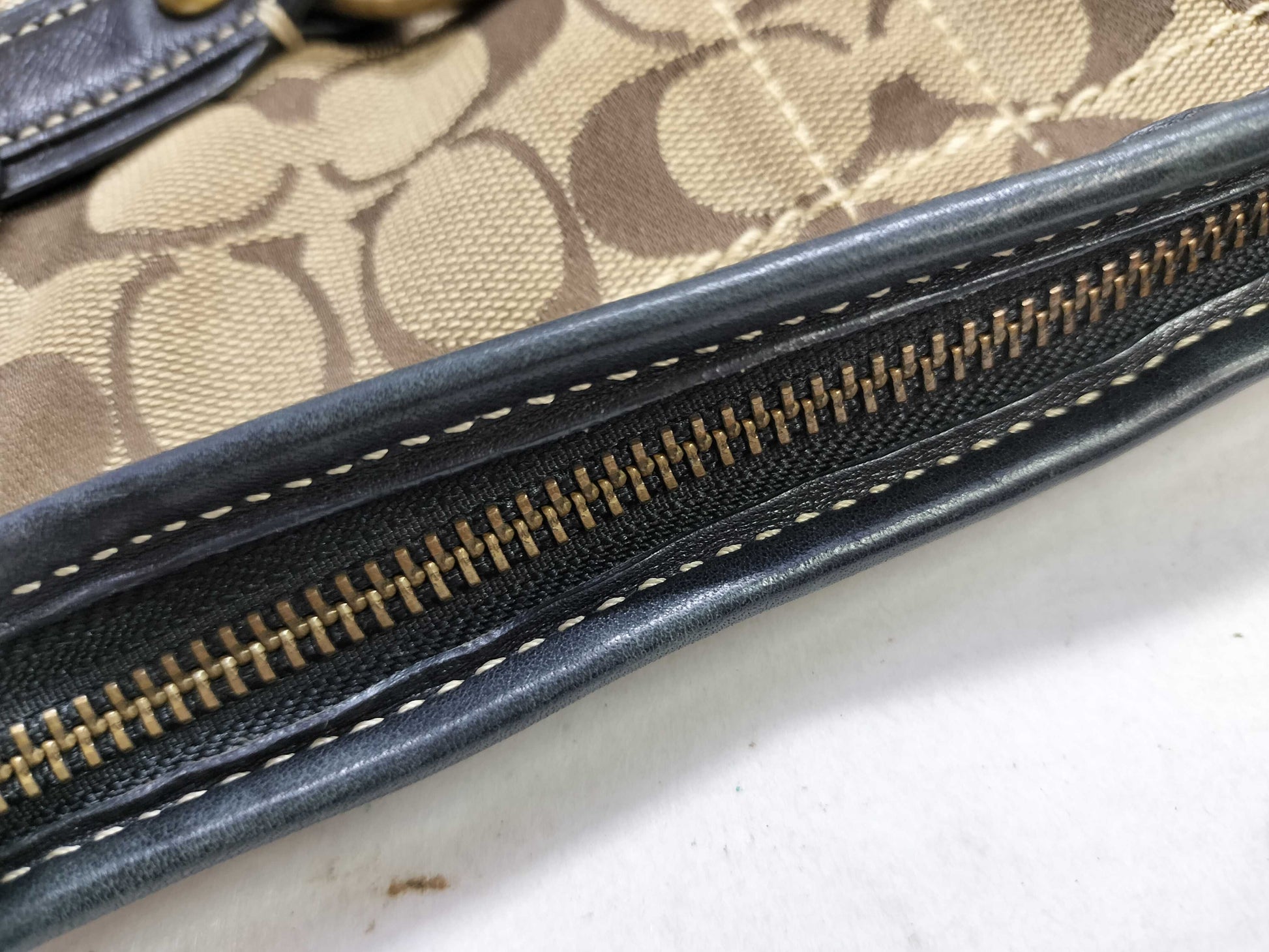 COACH Signature One-Shoulder Bag Shoulder Bag