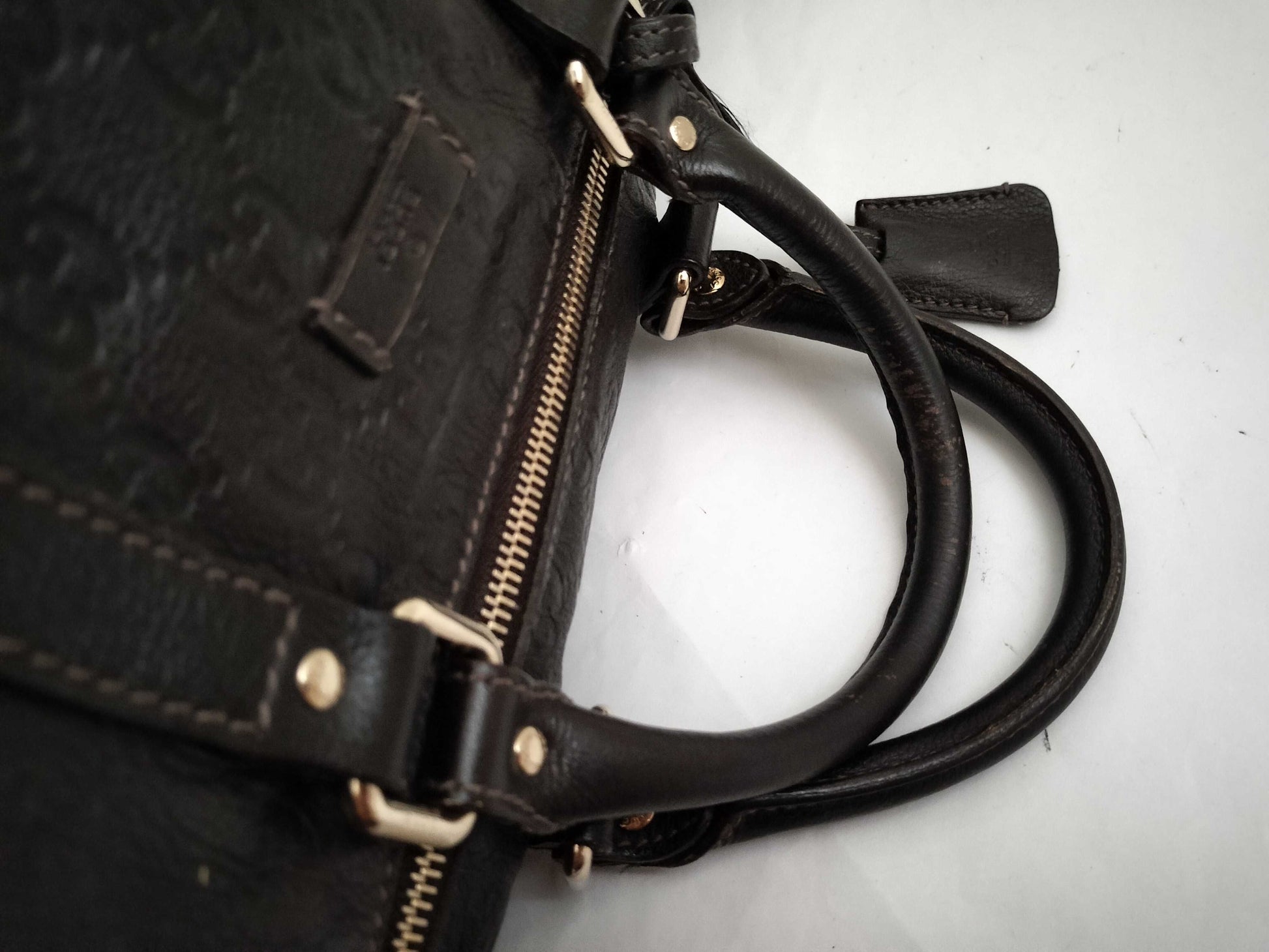 GUCCI Guccissima 2-way Boston bag with GG pattern and 206500 leather.