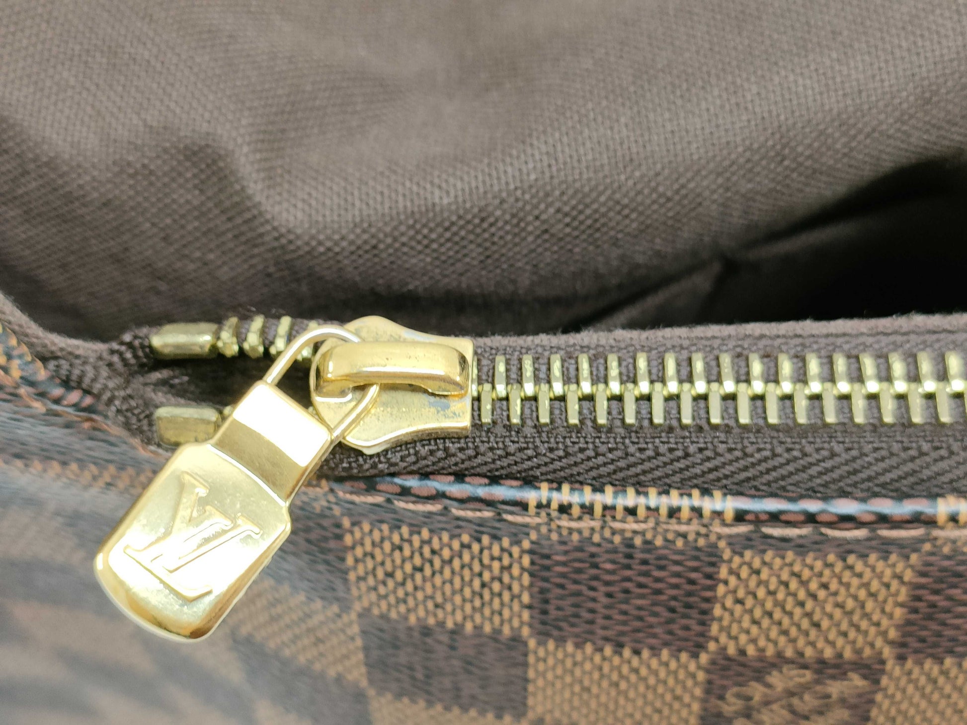 LOUIS VUITTON Damier LOUIS VUITTON Brooklyn Shoulder Bag