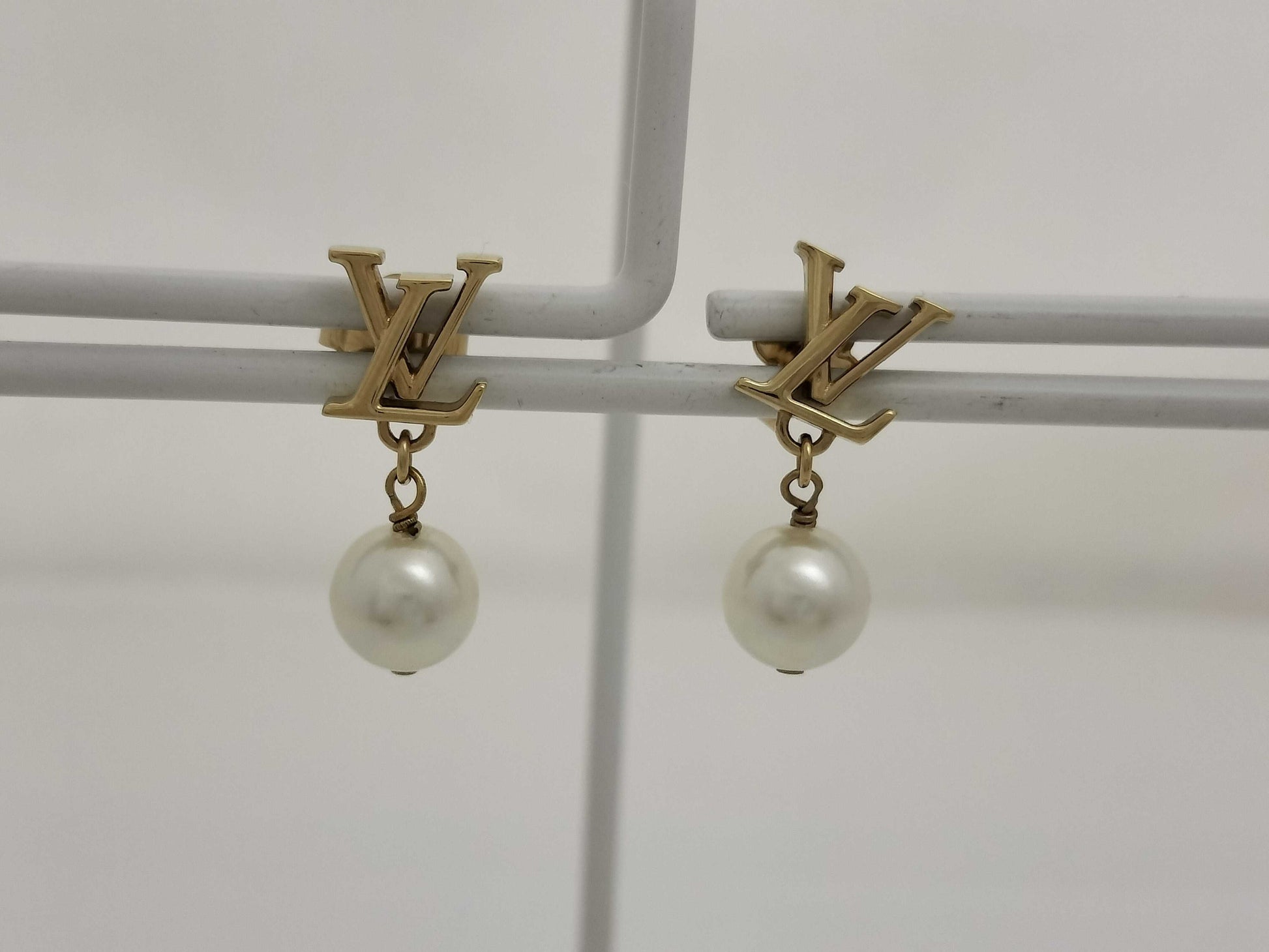 LOUIS VUITTON Earrings LV Iconic Louisa Pearl GP Gold M01585 Earrings