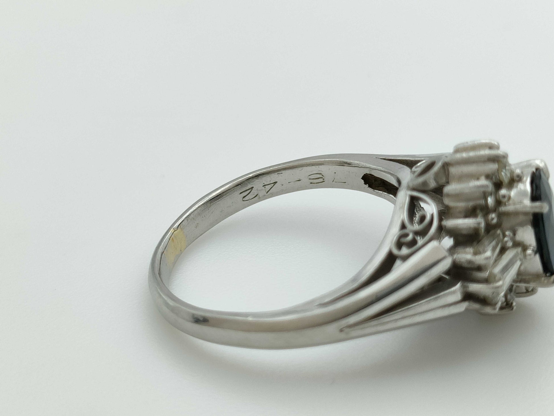 Sapphire and Diamond Pt900 6.3g Ring 