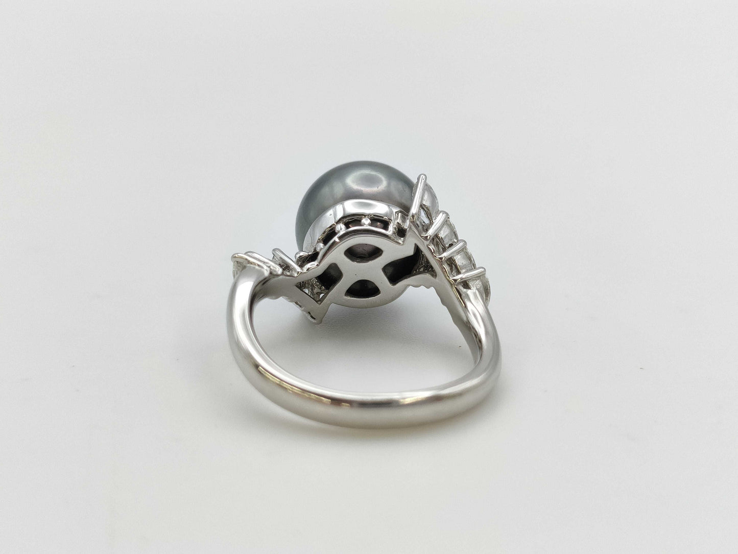 Black South Sea Pearl Ring, approx. 11.8mm diameter, 0.48ct, 8.1g, PT900 