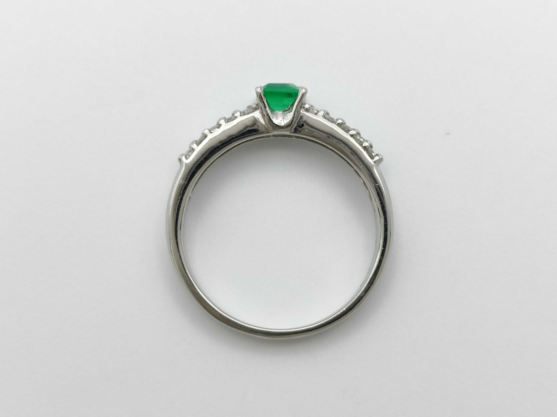 Emerald and Diamond 0.32/0.31 Stamp, Pt900 3.8g Ring 