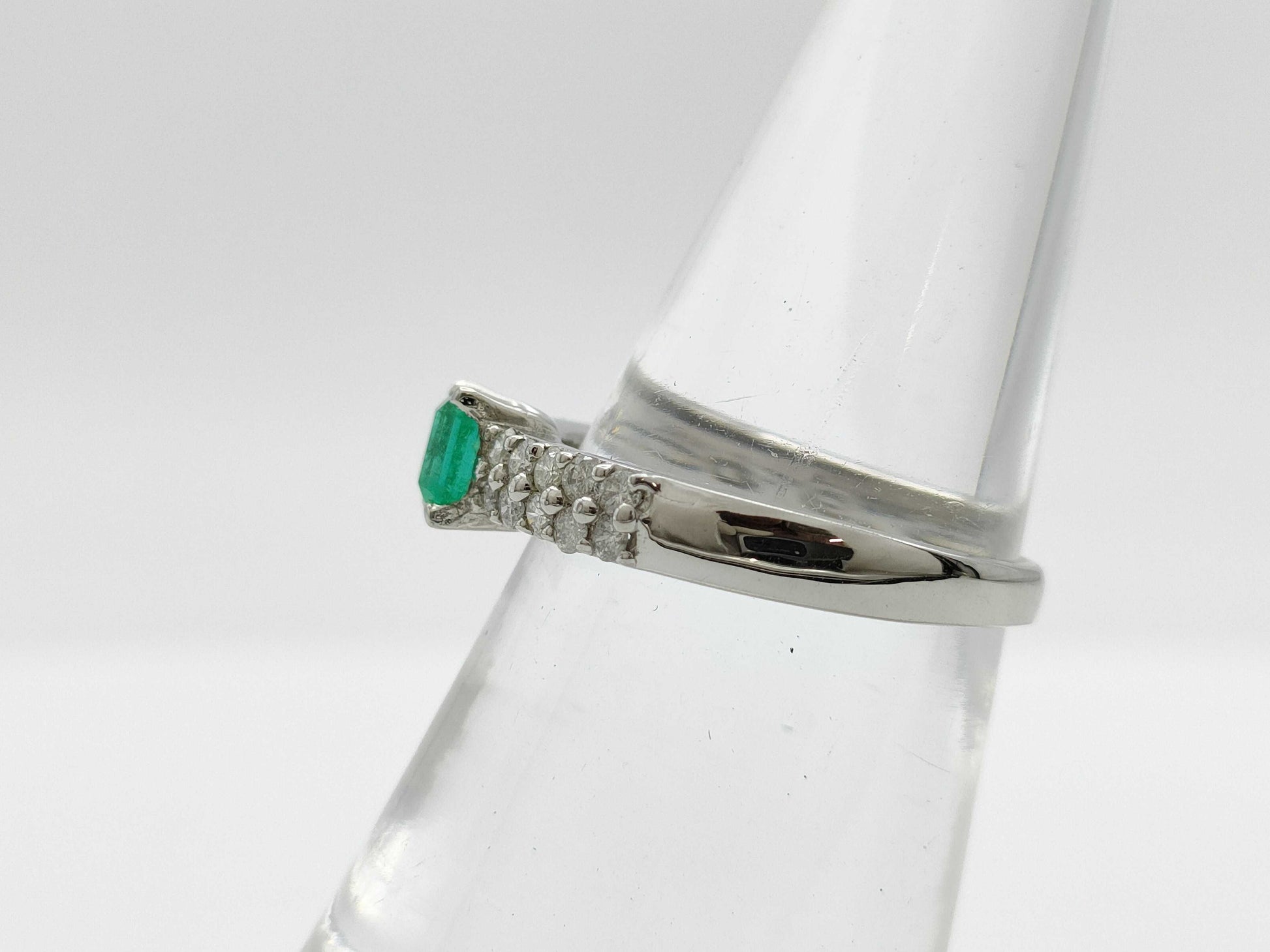 Emerald and Diamond 0.32/0.31 Stamp, Pt900 3.8g Ring 