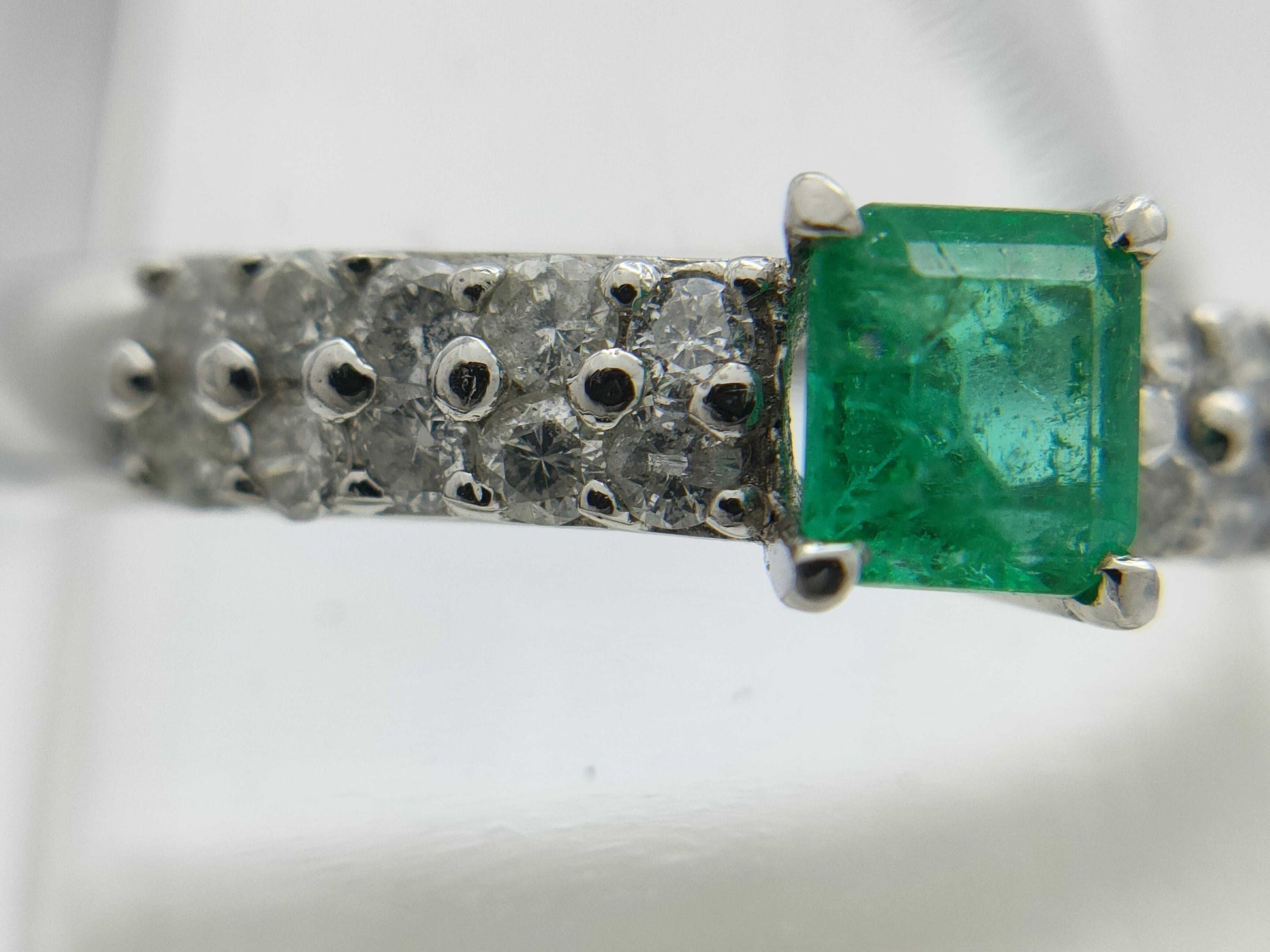 Emerald and Diamond 0.32/0.31 Stamp, Pt900 3.8g Ring 